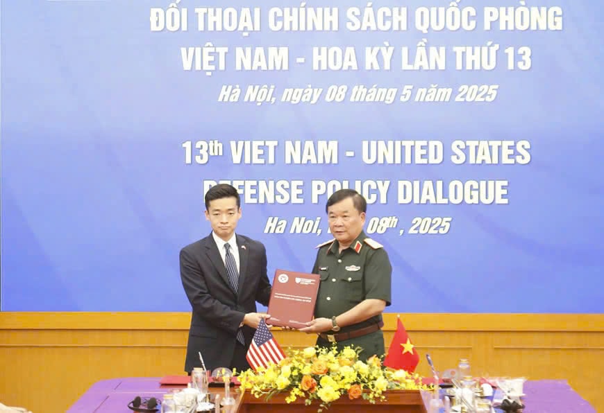 Thượng tướng Hoàng Xuân Chiến và ngài John Noh bàn giao hồ sơ kỷ vật chiến tranh