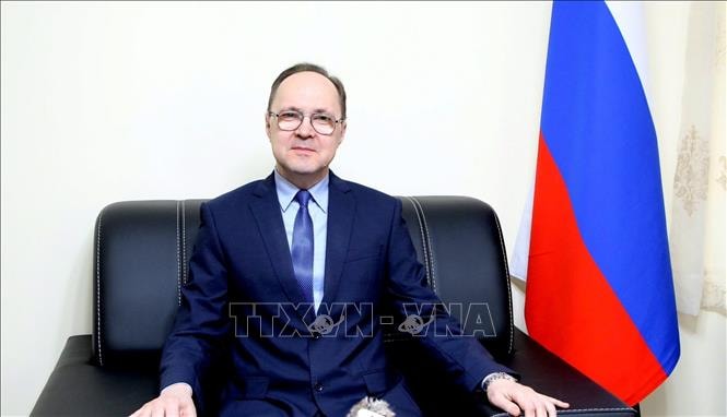 Đại sứ Liên bang Nga tại Việt Nam Gennady Stepanovich Bezdetko trả lời phỏng vấn báo chí.