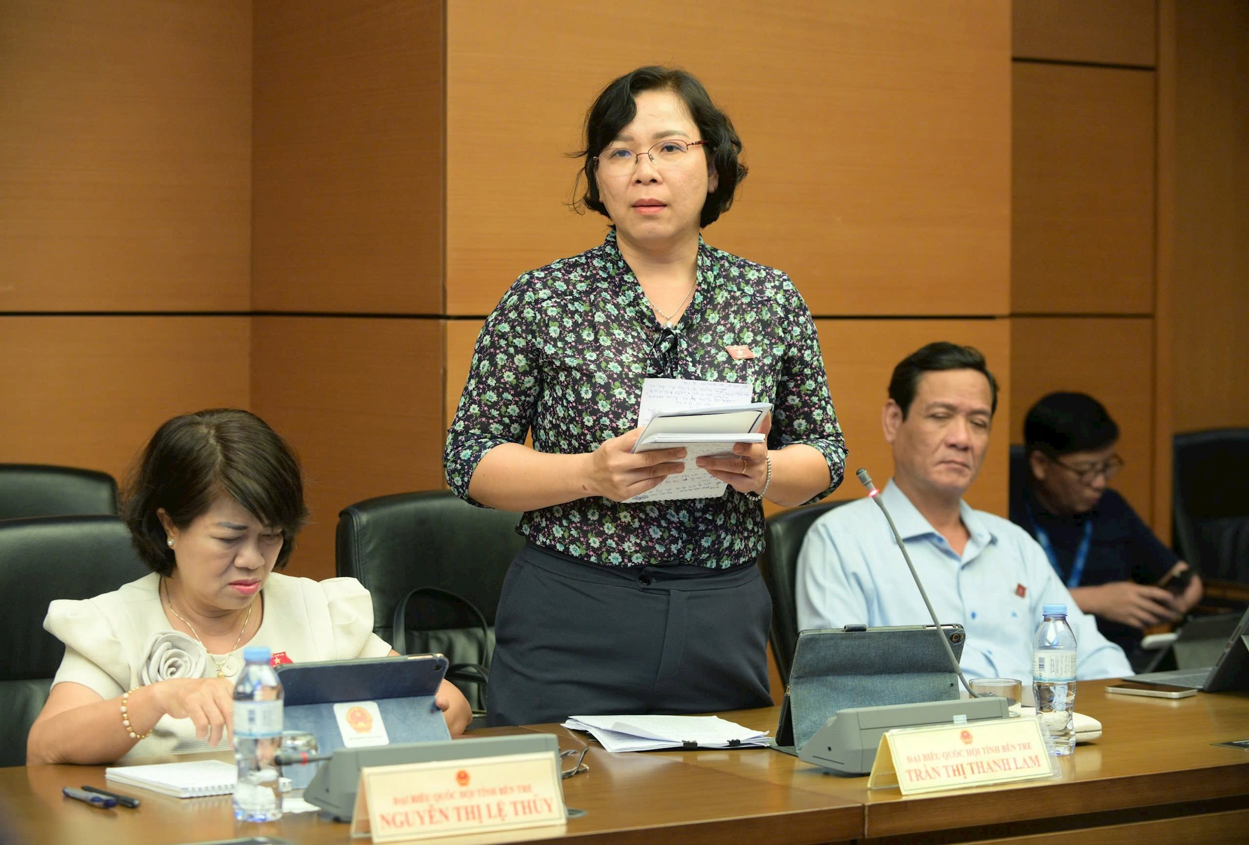 Đại biểu Trần Thị Thanh Lam (Bến Tre) phát biểu ý kiến tại phiên thảo luận. Ảnh: T.Tâm