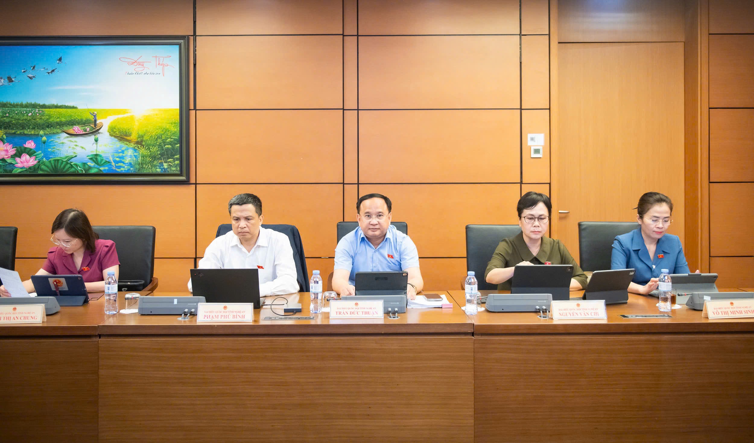 Đoàn ĐBQH tỉnh Nghệ An dự phiên thảo luận . Ảnh: Nghĩa Đức