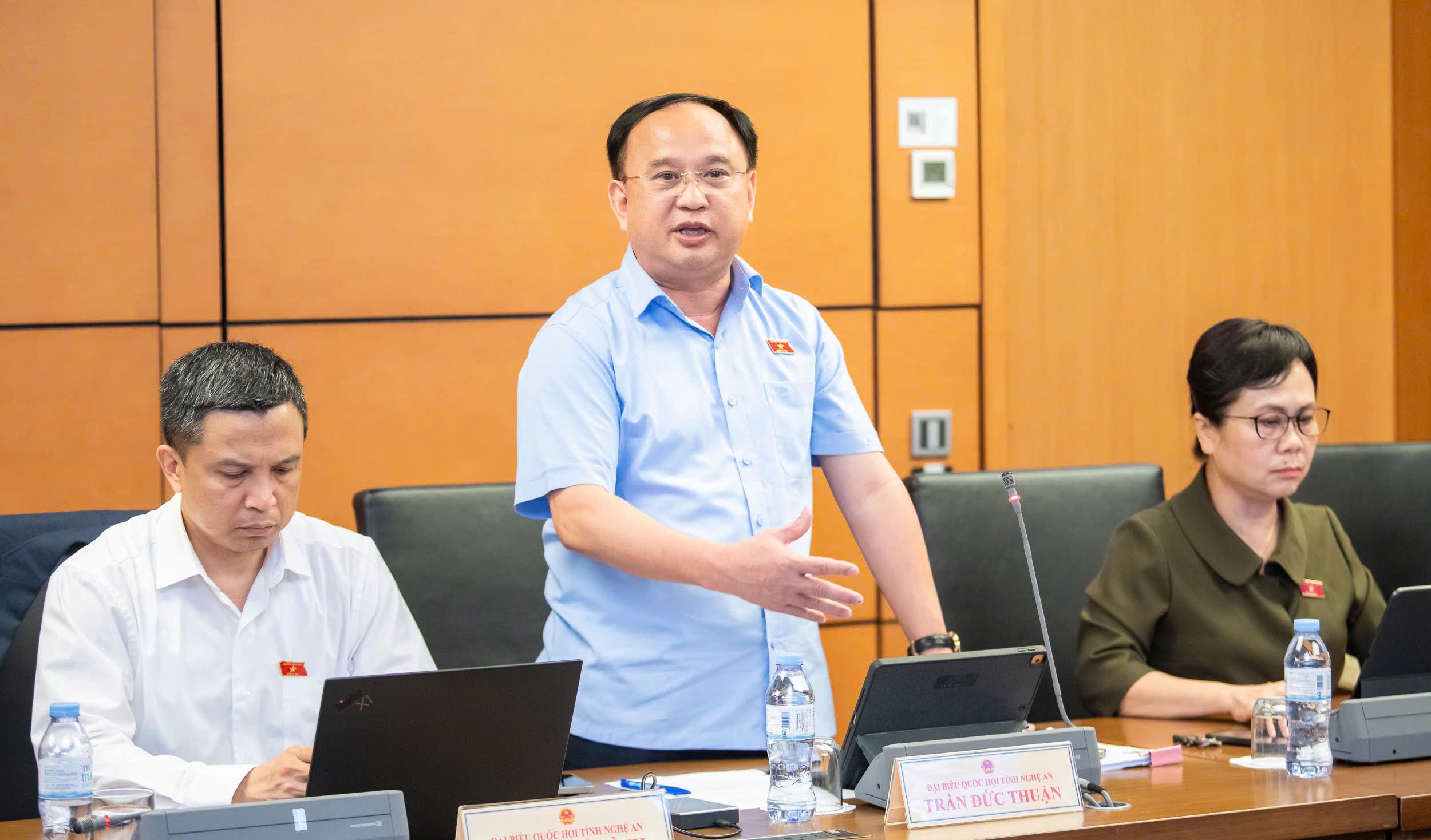 Đại biểu Trần Đức Thuận phát biểu. Ảnh: Nghĩa Đức