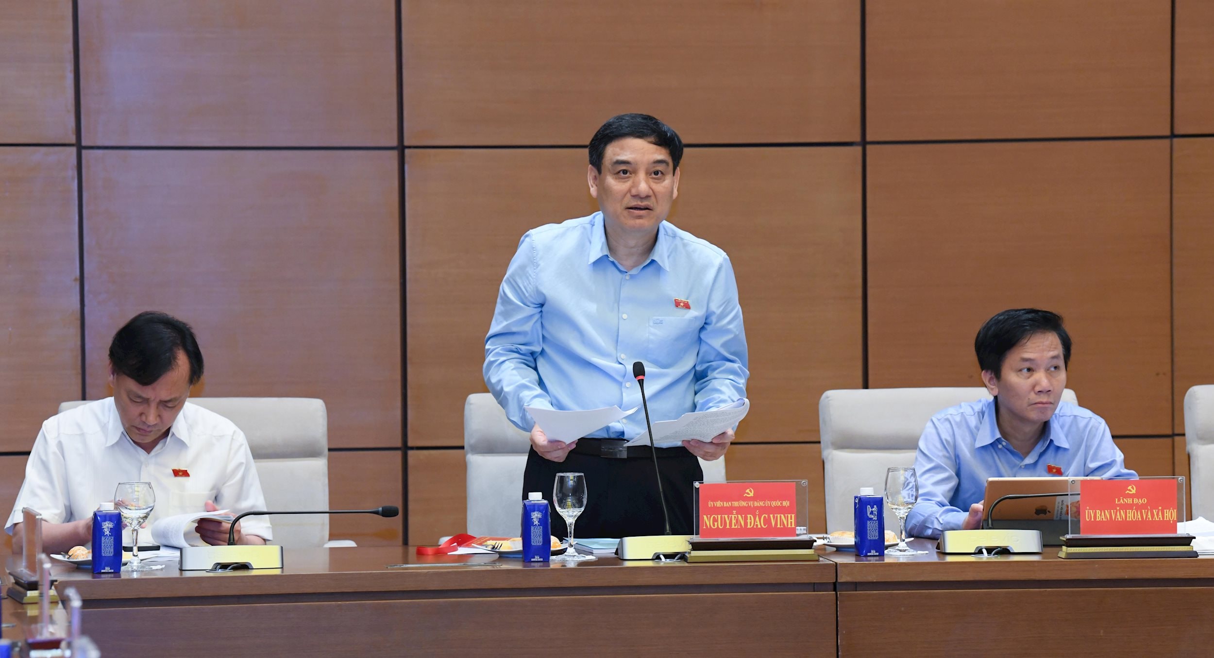 Bí thư Đảng uỷ, Chủ nhiệm Ub Văn hoá và Xã hội Nguyễn Đắc Vinh1