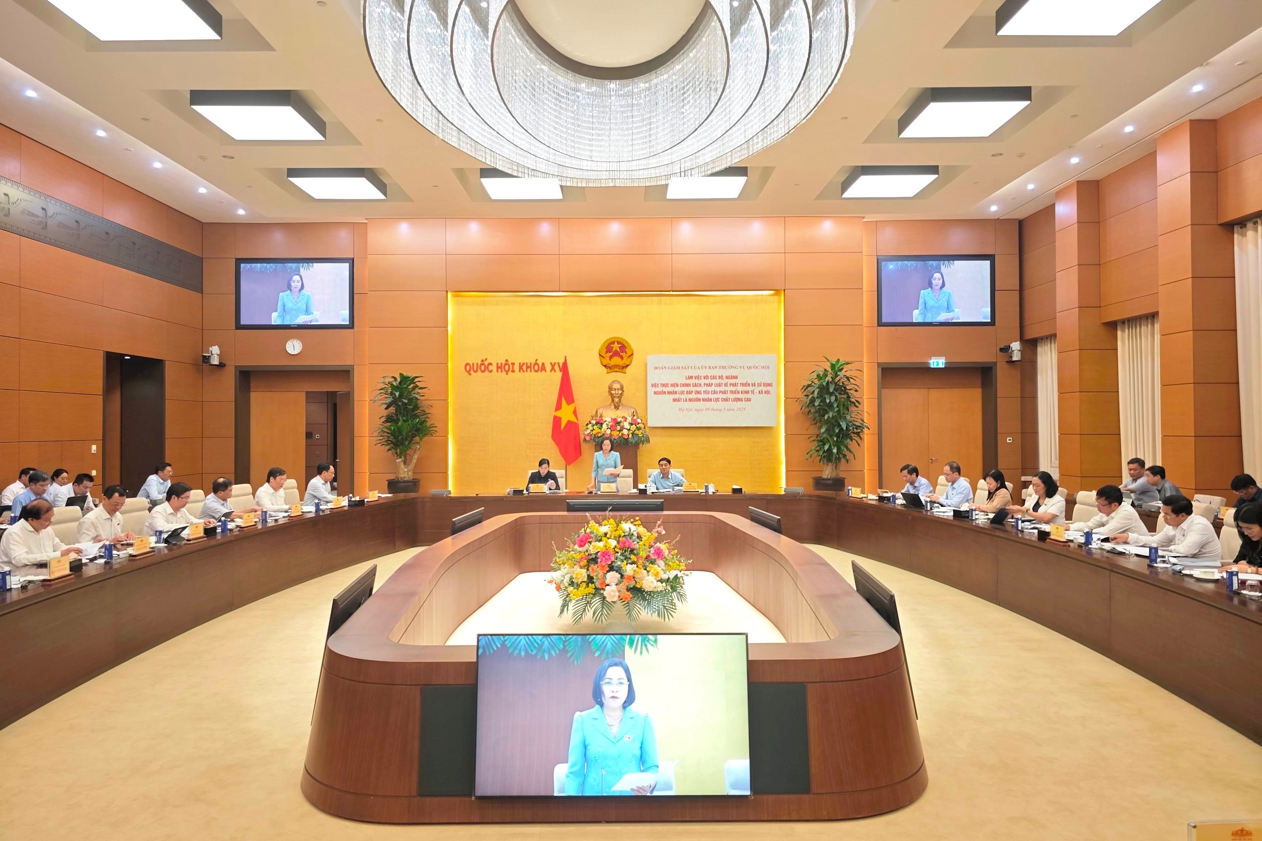 Toàn cảnh