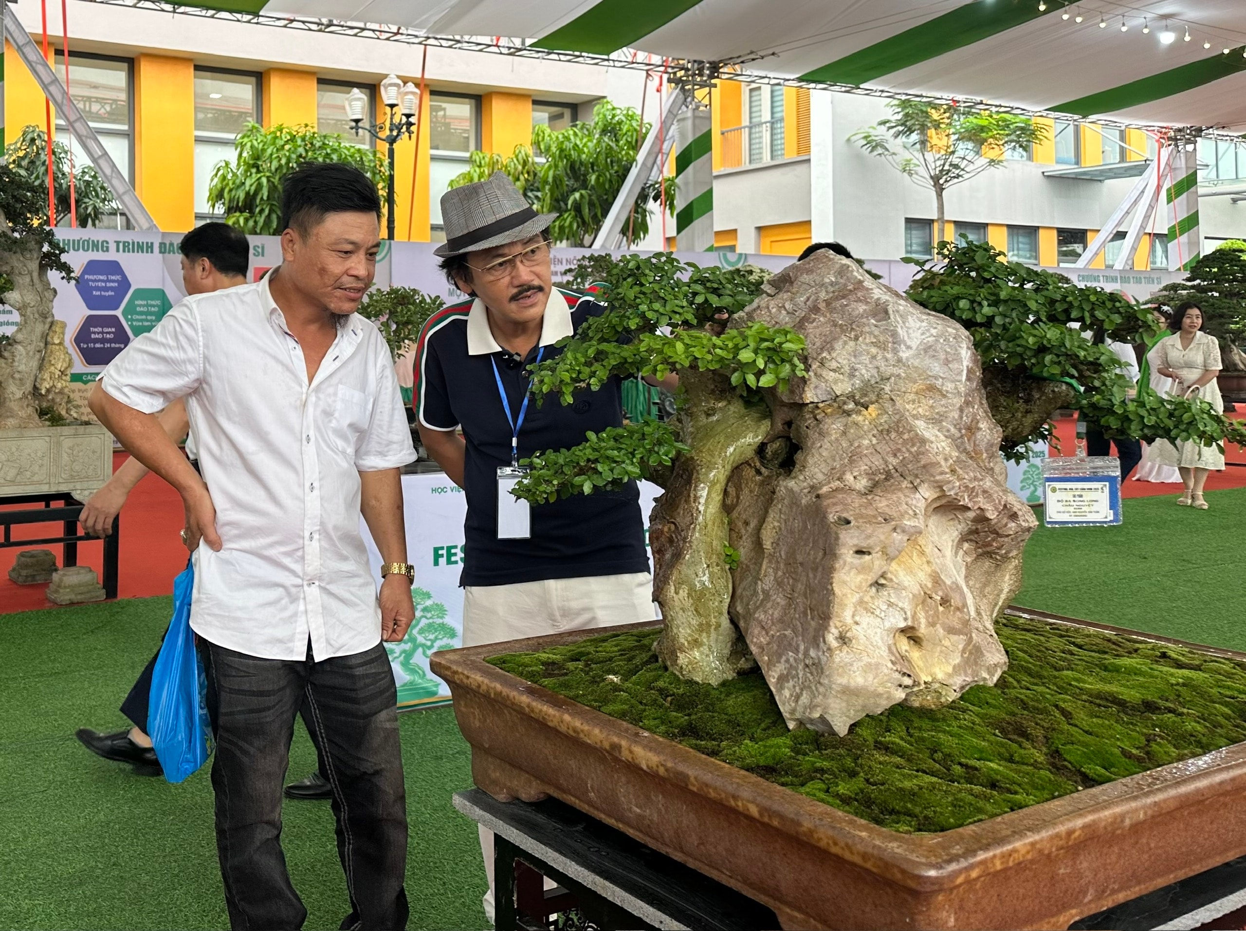 Festival hoa, cây cảnh VNUA 2025 hu hút sự tham gia của hàng trăm nhà vườn, doanh nghiệp trong lĩnh vực hoa, cây cảnh. Ảnh: H.Lan