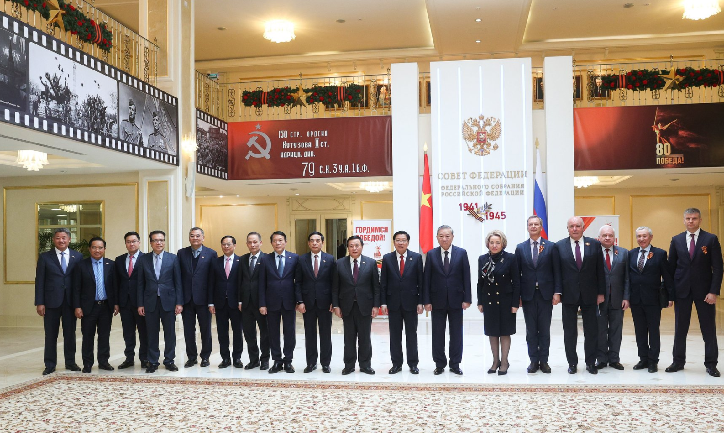 Hai bên chụp ảnh lưu niệm