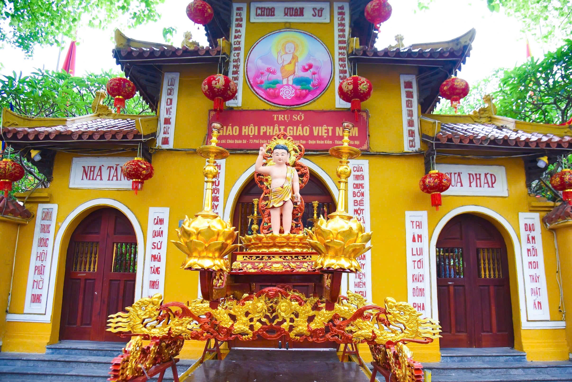 Chùa Quán Sứ (quận Hoàn Kiếm, Hà Nội) được xây dựng từ thế kỷ 16, nổi bật với kiến trúc độc đáo kiểu đình chùa Bắc Bộ. Nơi đây là một trong những ngôi chùa cổ đẹp nhất tại Thủ đô Hà Nội.