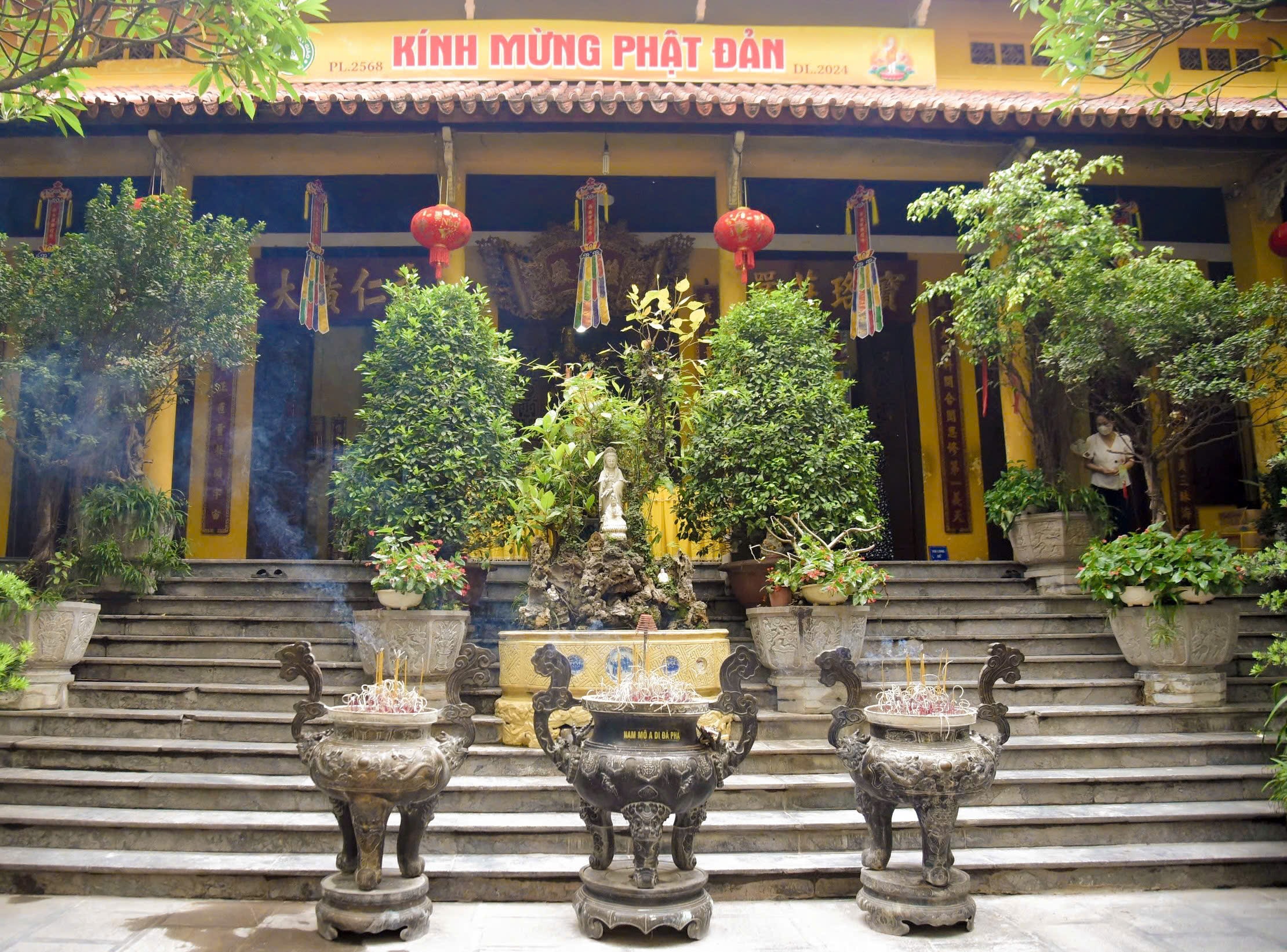 Qua tam quan là khoảng sân nhỏ, lát gạch dẫn vào chánh điện.