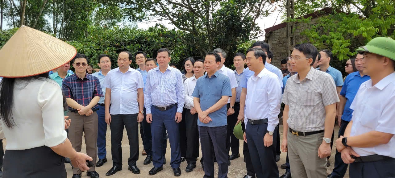 Bộ trưởng Bộ Nông nghiệp và Môi trường đi khảo sát tại vườn vải xã Đức Hòa, huyện Tân Yên, tỉnh Bắc Giang