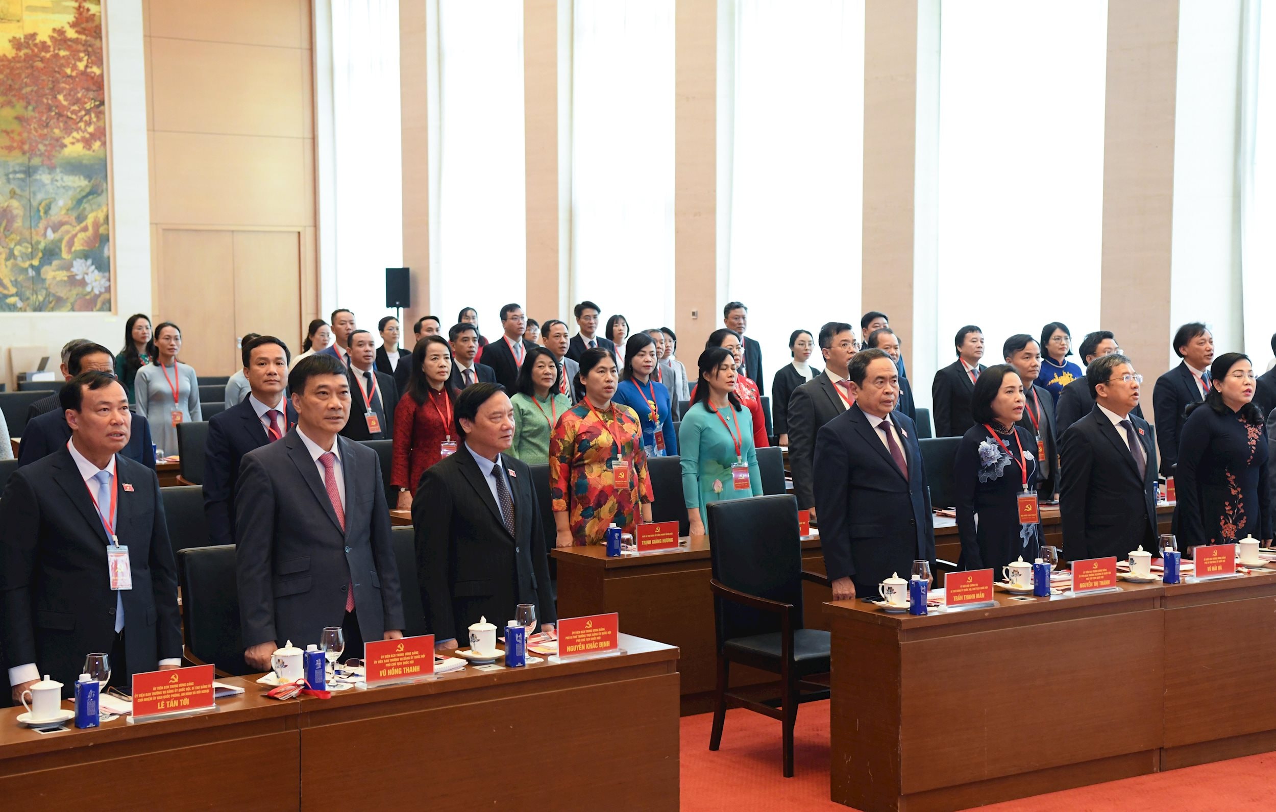 Các đại biểu làm lễ chào cờ.1