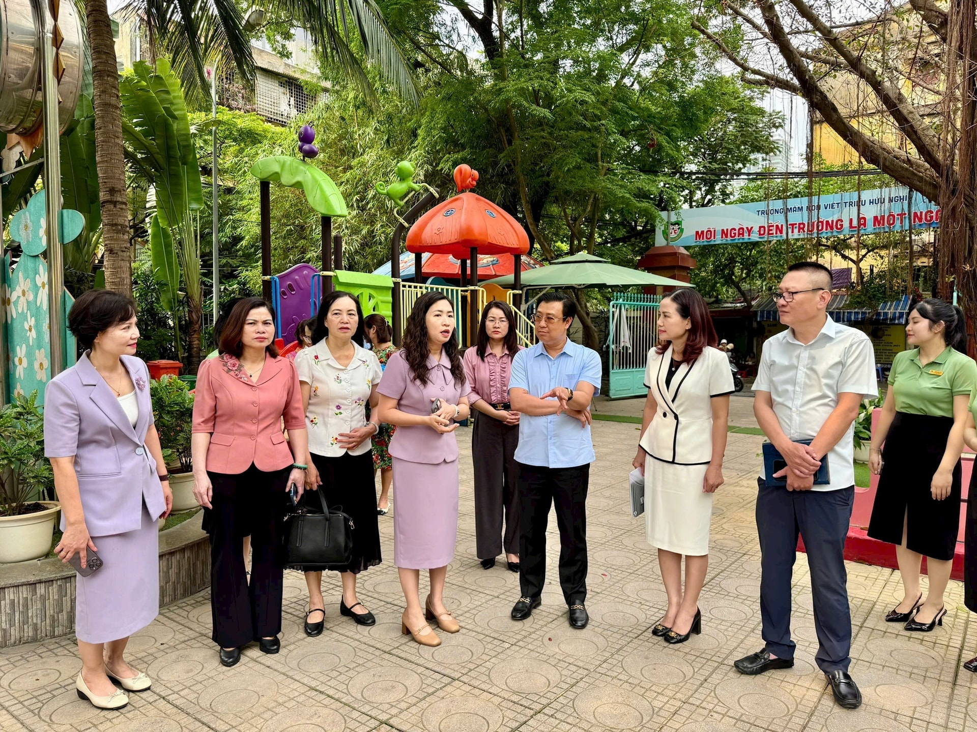 Đoàn khảo sát tại Trường Mầm non Việt Triều Hữu Nghị (nằm trên địa bàn quận Đống Đa). Ảnh Vũ Thủy