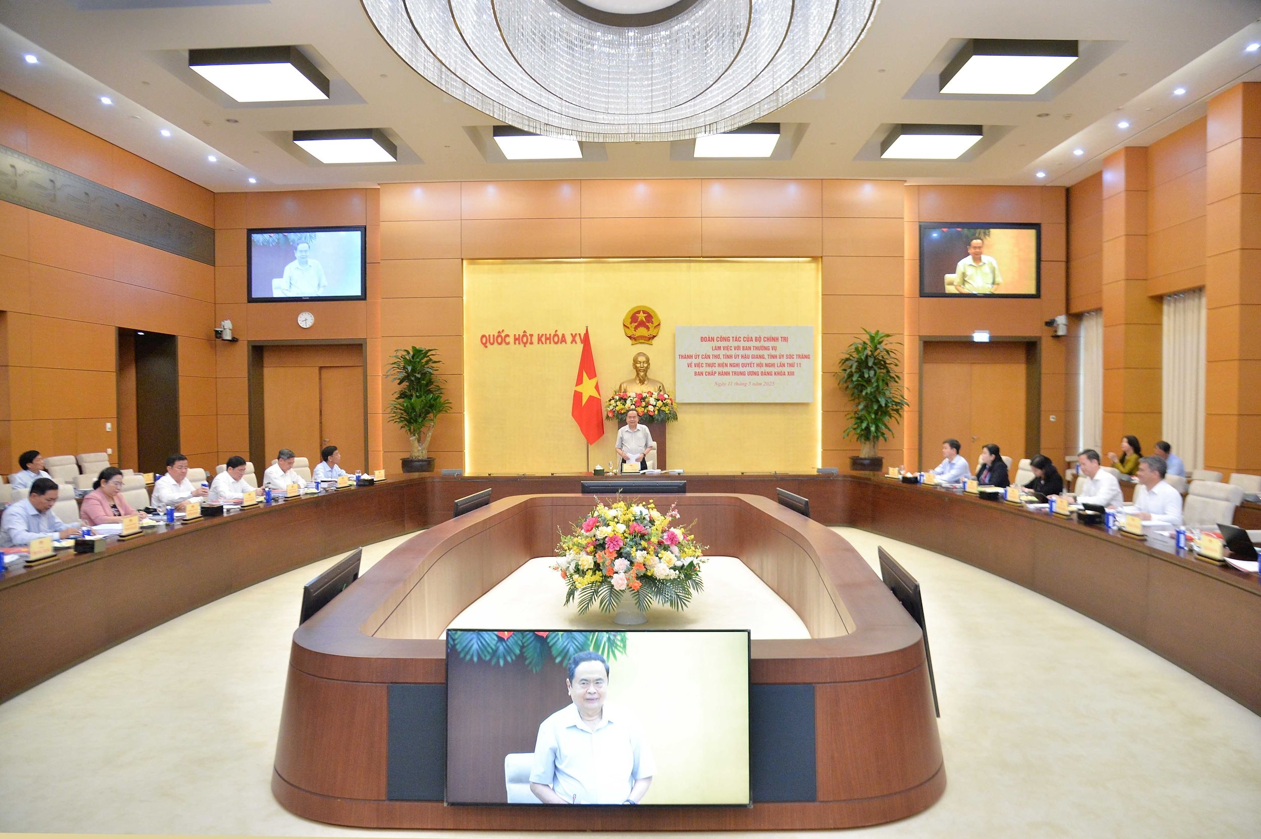 Toàn cảnh
