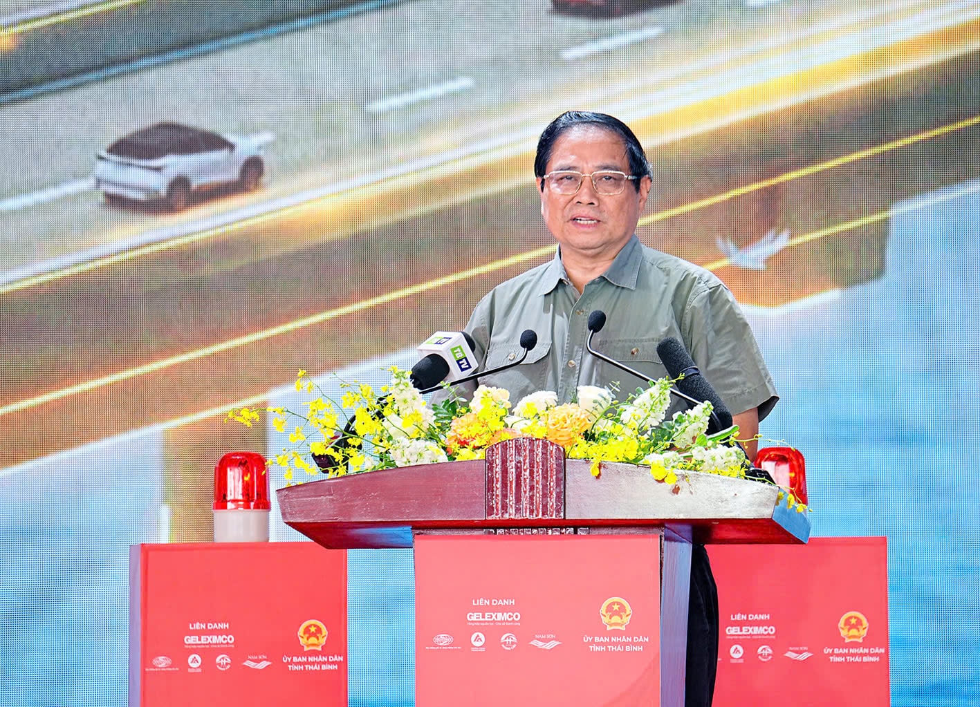 Thủ tướng Phạm Minh Chính chỉ đạo tại lễ khởi công