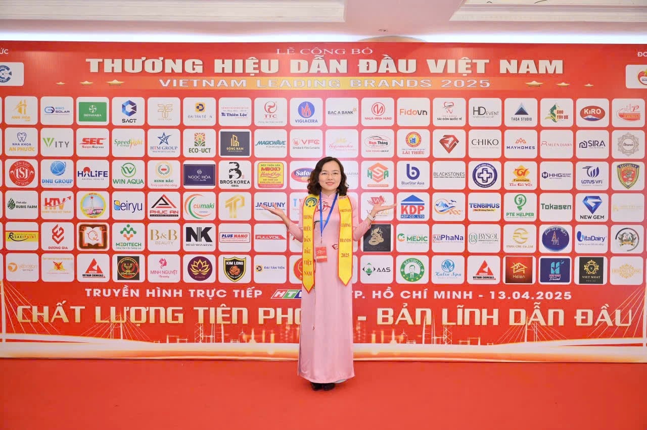 Giám đốc Công ty Hồ Thị Hồng tại buổi lễ nhận giải thưởng