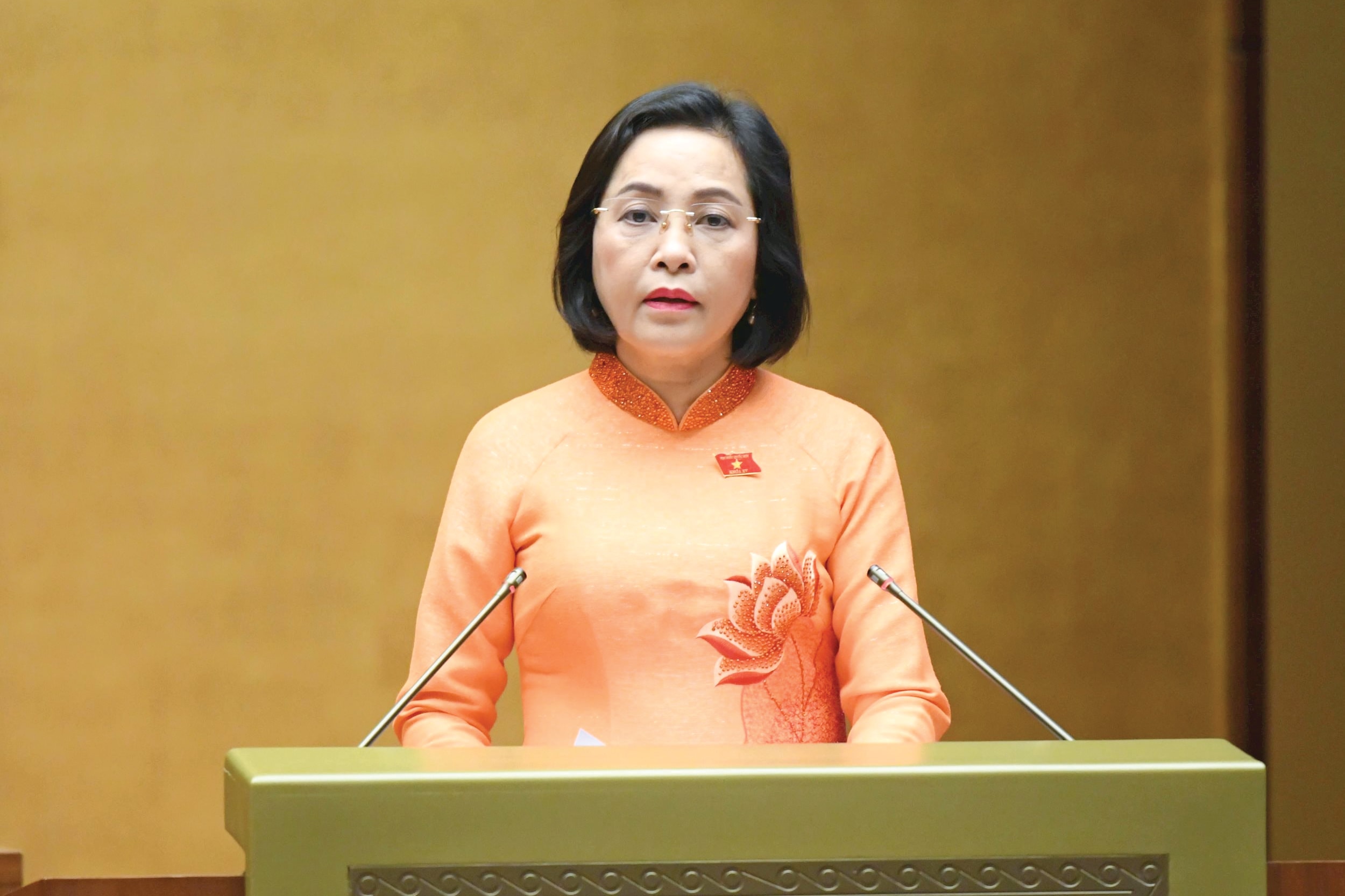 Phó Chủ tịch Quốc hội Nguyễn Thị Thanh trình bày Tờ trình về việc quyết định Ngày bầu cử đại biểu Quốc hội Khóa XVI và đại biểu HĐND các cấp nhiệm kỳ 2026 - 2031. Ảnh: Lâm Hiển