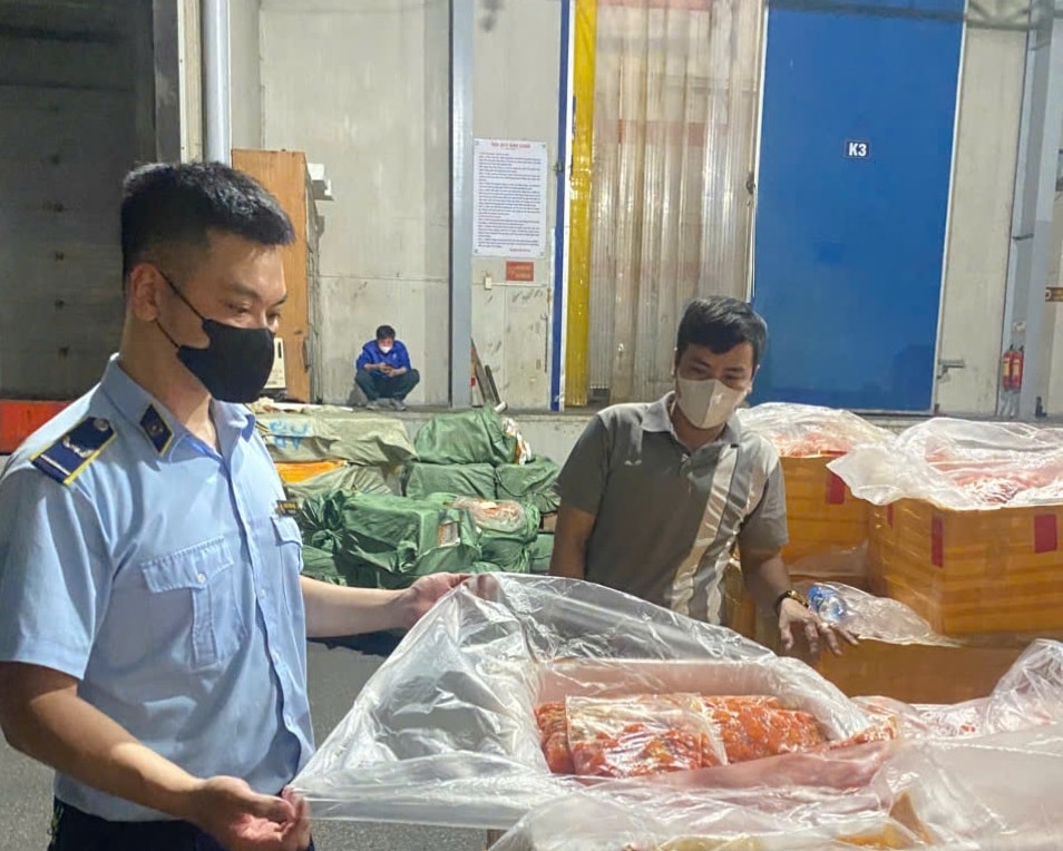 Liên tục các kho thực phẩm không rõ nguồn gốc xuất xứ bị phát hiện. Ảnh: Chinhphu.vn