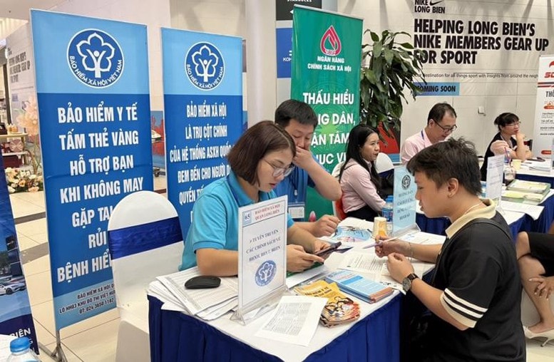 Ảnh 2- Nhiều ý kiến cho rằng việc mở rộng đối tượng tự nguyện tham gia bảo hiểm thất nghiệp sẽ giúp bảo đảm an sinh tốt hơn. Ảnh VGP
