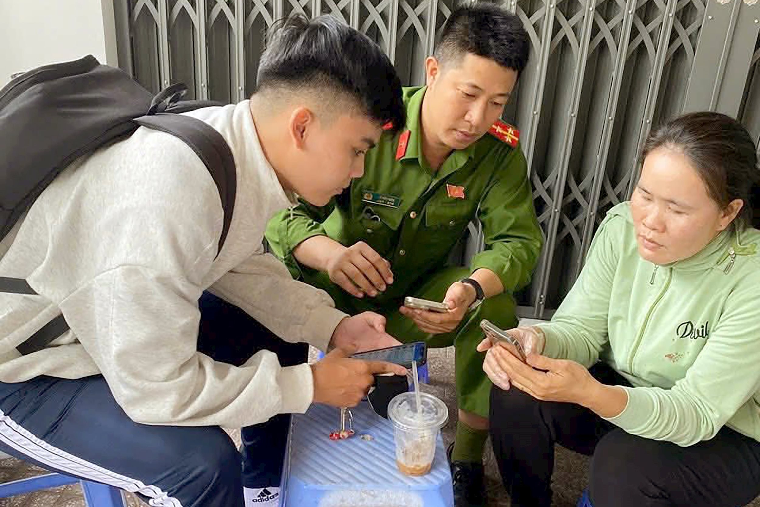 Lực lượng công an tận tình hỗ trợ người dân, thể hiện rõ phương châm “vì Nhân dân phục vụ”