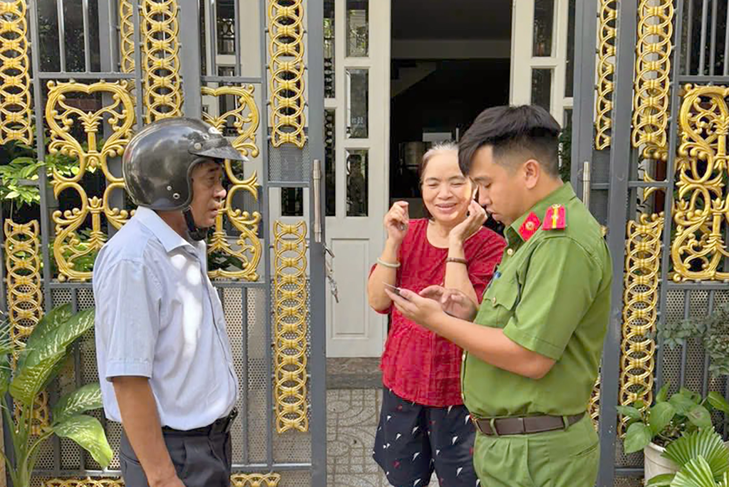 Công an tỉnh Bà Rịa – Vũng Tàu đến từng hộ dân hướng dẫn góp ý sửa đổi Hiến pháp và tích hợp giấy tờ cá nhân trên ứng dụng VNeID