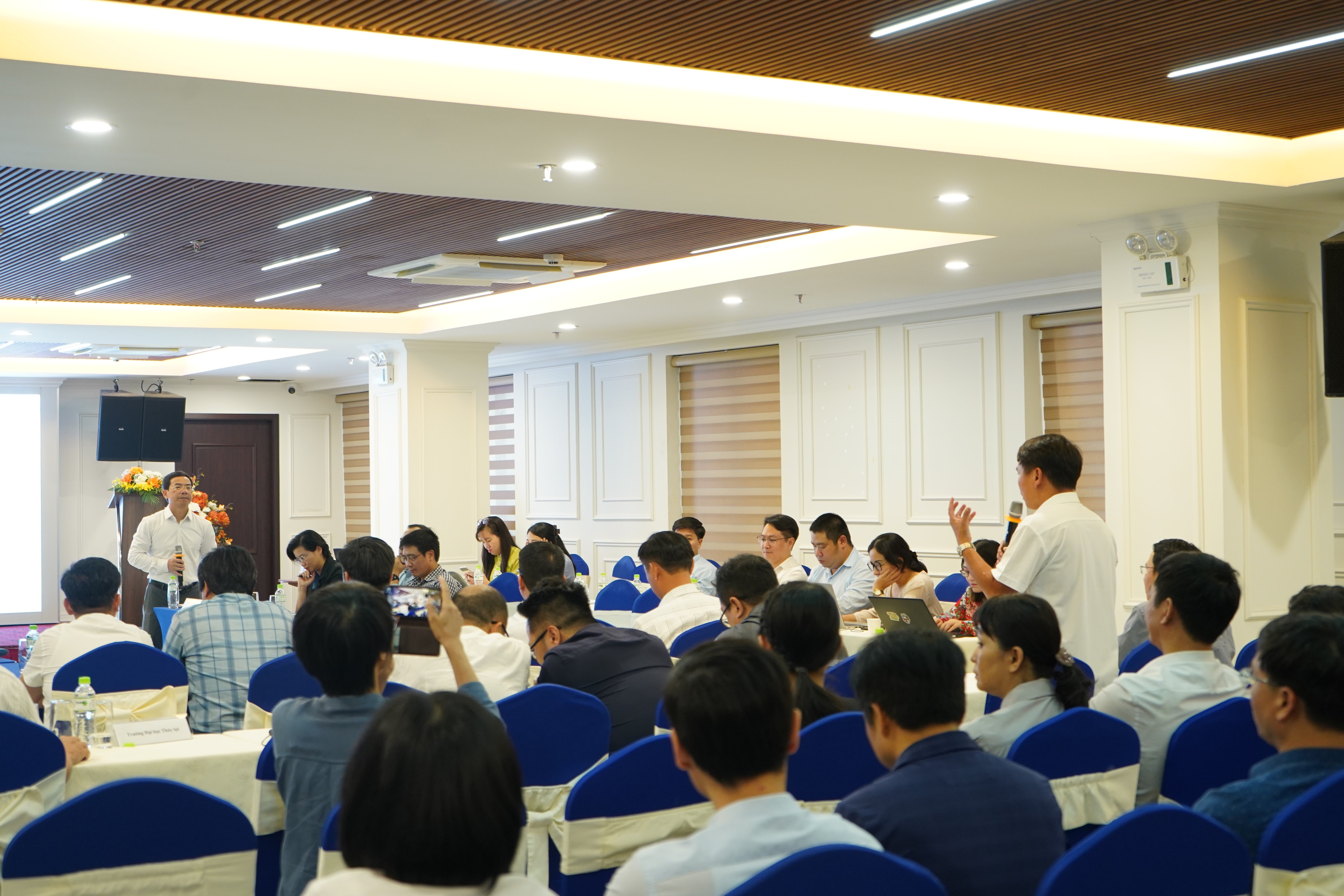 Các đại biểu trong phần thảo luận nêu ý kiến