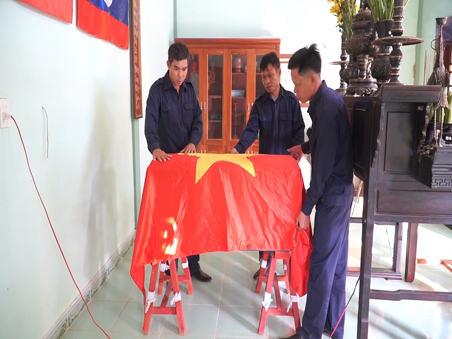 Hài cốt liệt sĩ quân tình nguyên chuyên gia Việt Nam hy sinh tại Lào sau khi tìm kiếm cất bốc sẽ được đưa về Nhà thờ liệt sĩ Việt Nam ở bản Keng Khăn, huyện Sê Pôn, tỉnh Savannakhet- Lào dừng chân, “nghỉ tạm” trong suốt mỗi mùa khô trên đất Lào.