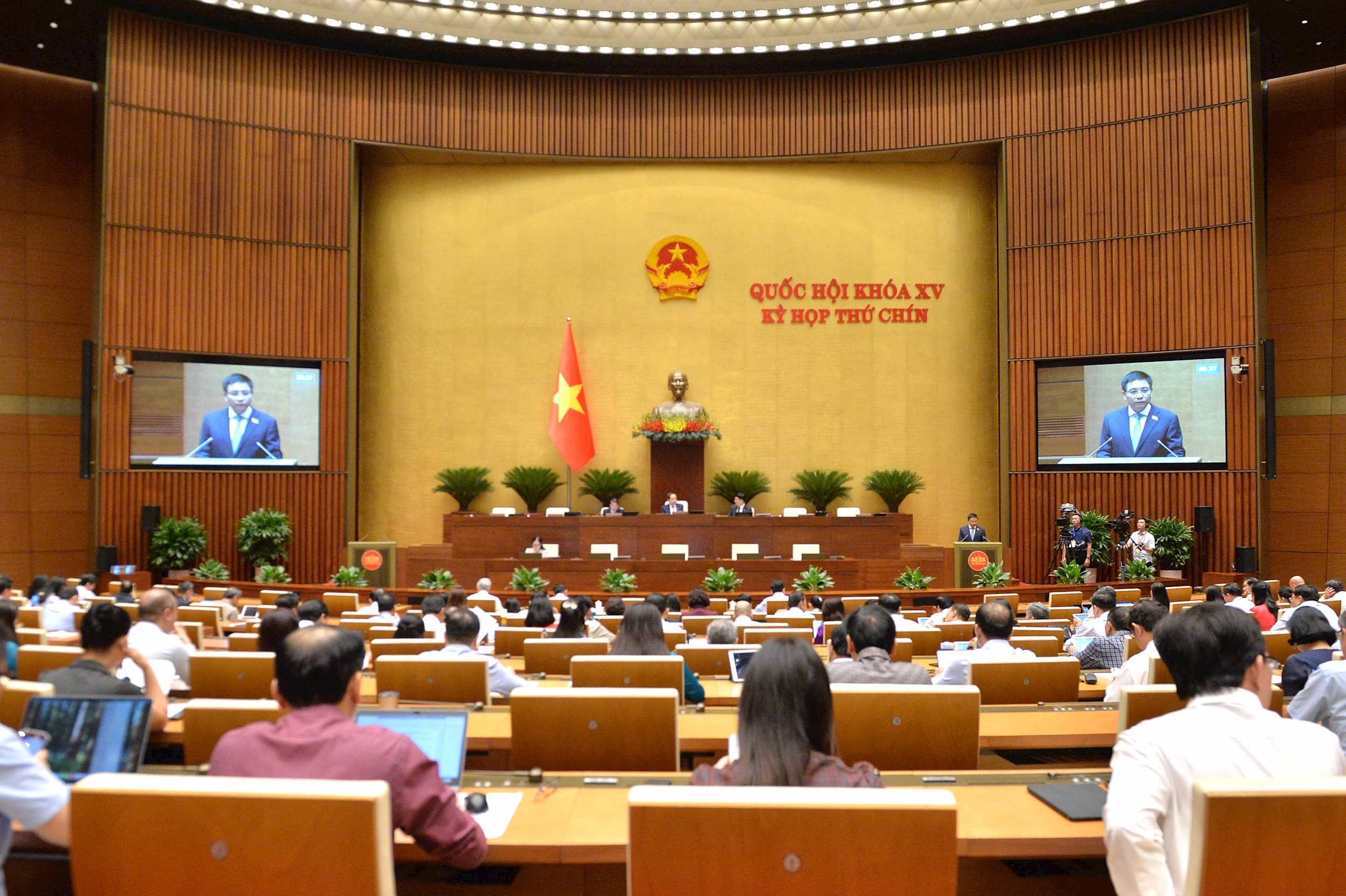Toàn cảnh phiên họp. Ảnh: Hồ Long