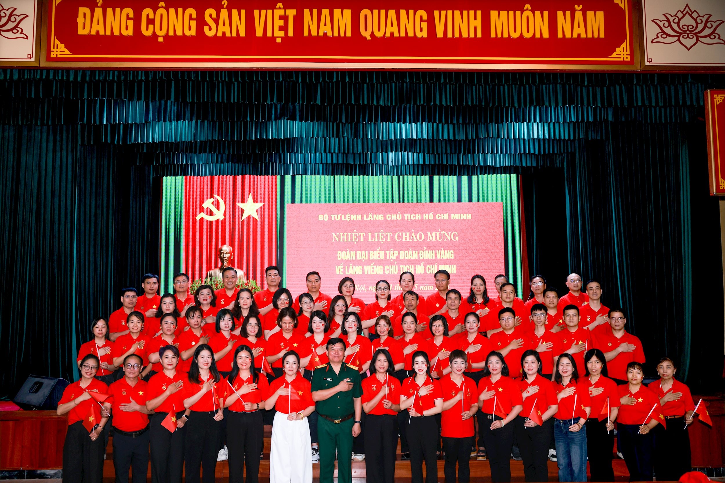 Tập thể cán bộ, đảng viên và công nhân tiêu biểu của Chi bộ vinh dự được trao tặng Huy hiệu Bác Hồ - một phần thưởng cao quý.