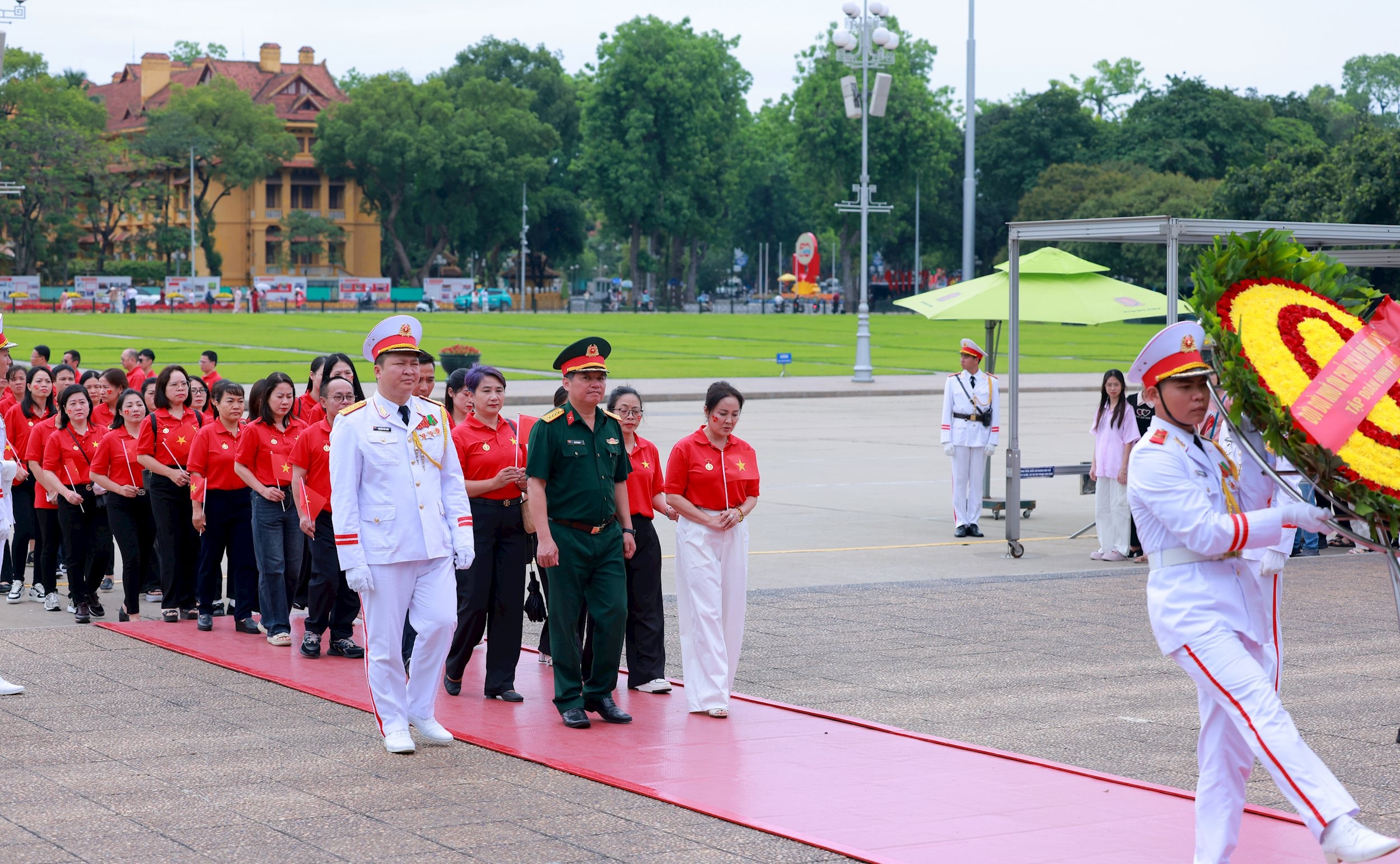 Chi bộ Công ty TNHH Đỉnh Vàng vào Lăng đặt vòng hoa viếng Bác.