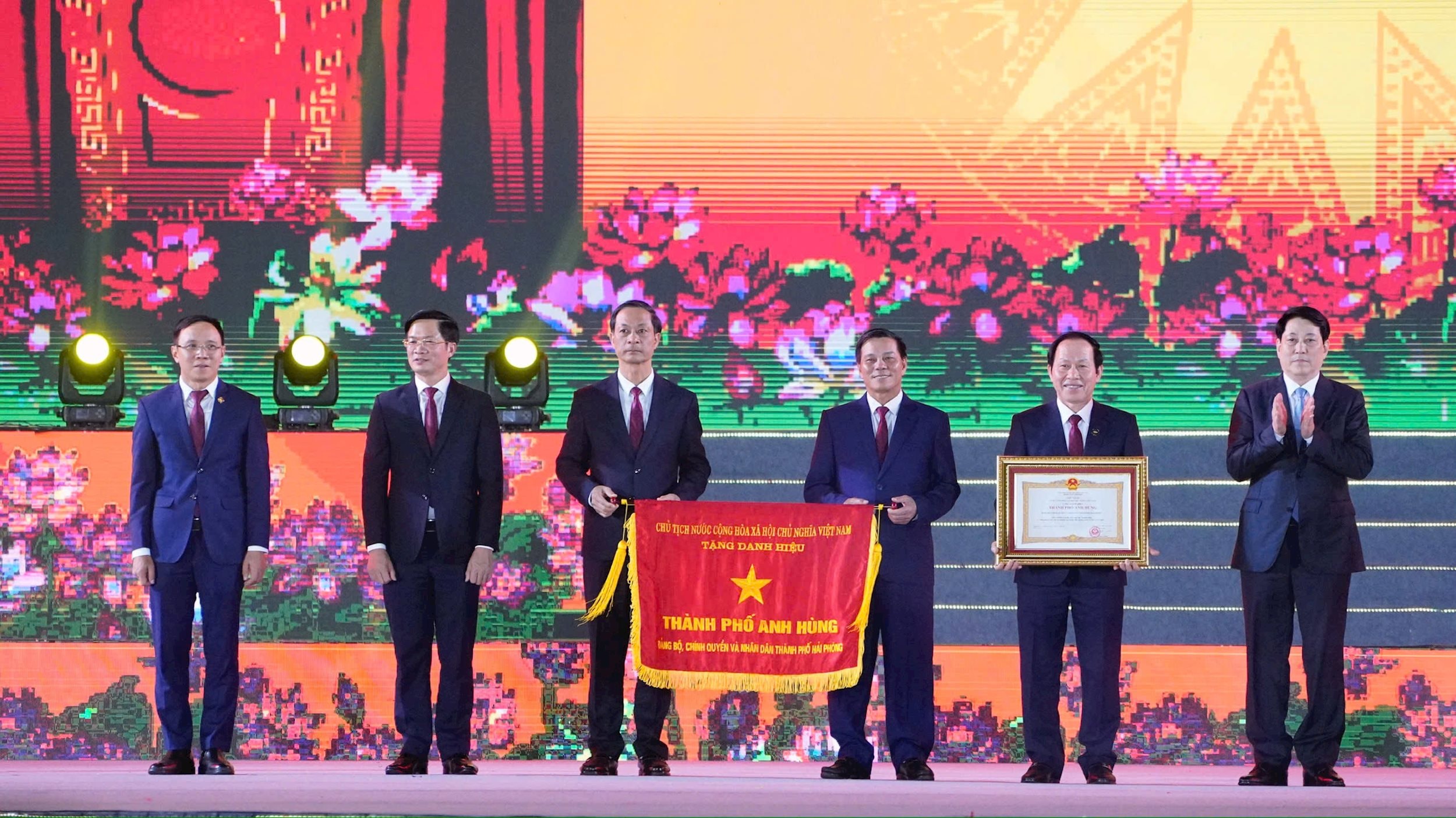 Chủ tịch nước Lương Cường trao tặng danh hiệu “Thành phố Anh hùng” cho Đảng bộ, chính quyền và Nhân dân thành phố Hải Phòng