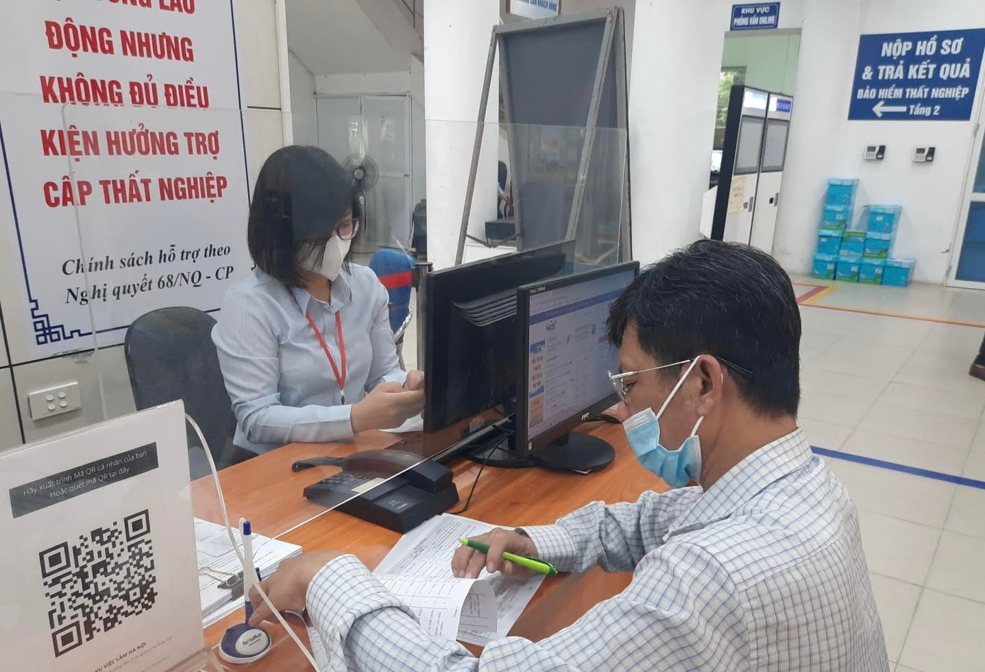 Ảnh 2- Người lao động đến làm thủ tục trợ cấp bảo hiểm thất nghiệp tại Trung tâm dịch vụ việc làm Hà Nội. Ảnh TT