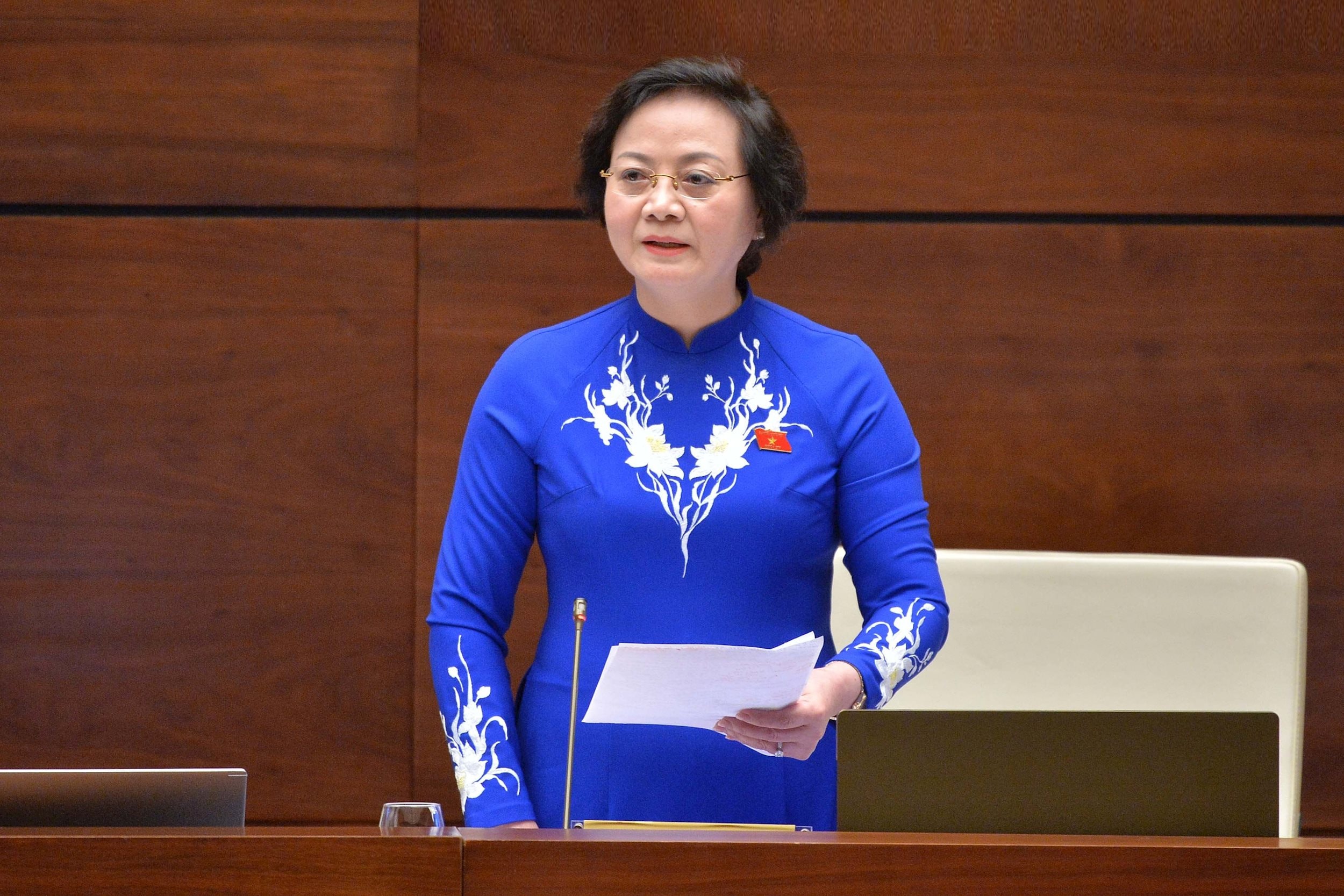 Bộ trưởng Bộ Nội vụ Phạm Thị Thanh Trà phát biểu giải trình làm rõ các vấn đề được ĐBQH nêu đối với dự thảo Luật Tổ chức chính quyền địa phương (sửa đổi). Ảnh: Hồ Long