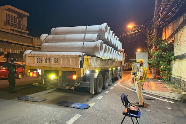 Đội CSGT Bình Triệu tăng cường xử lý xe ô tô vi phạm chở hàng quá tải, quá khổ trên địa bàn đảm trách