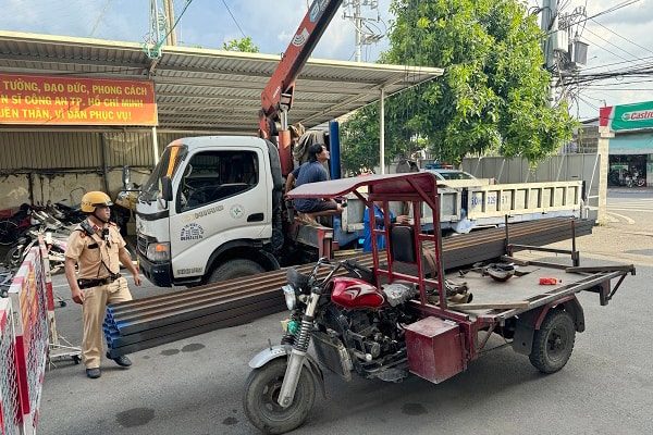 Đội CSGT Bình Triệu tiếp tục duy trì xử lý xe ba, bốn bánh tự chế, chở hàng cồng kềnh trên địa bàn đảm trách