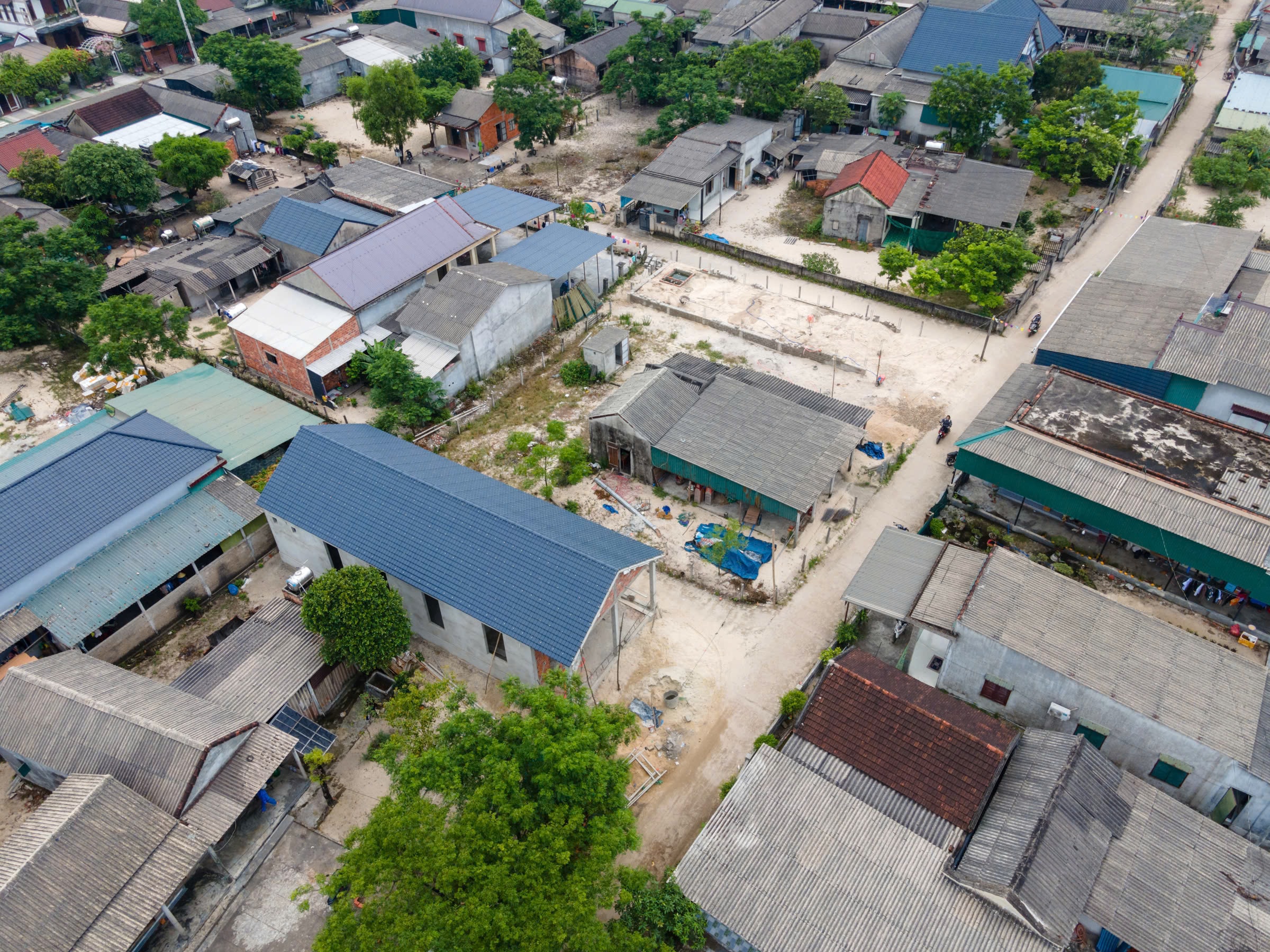 Rất nhiều nhà dân tại khu vực xây dựng khu kinh tế Đông Nam và cảng biển Mỹ Thủy tỉnh Quảng Trị đang trong quá trình xây dựng đã được lực lượng chức năng lập biên bản vi phạm.