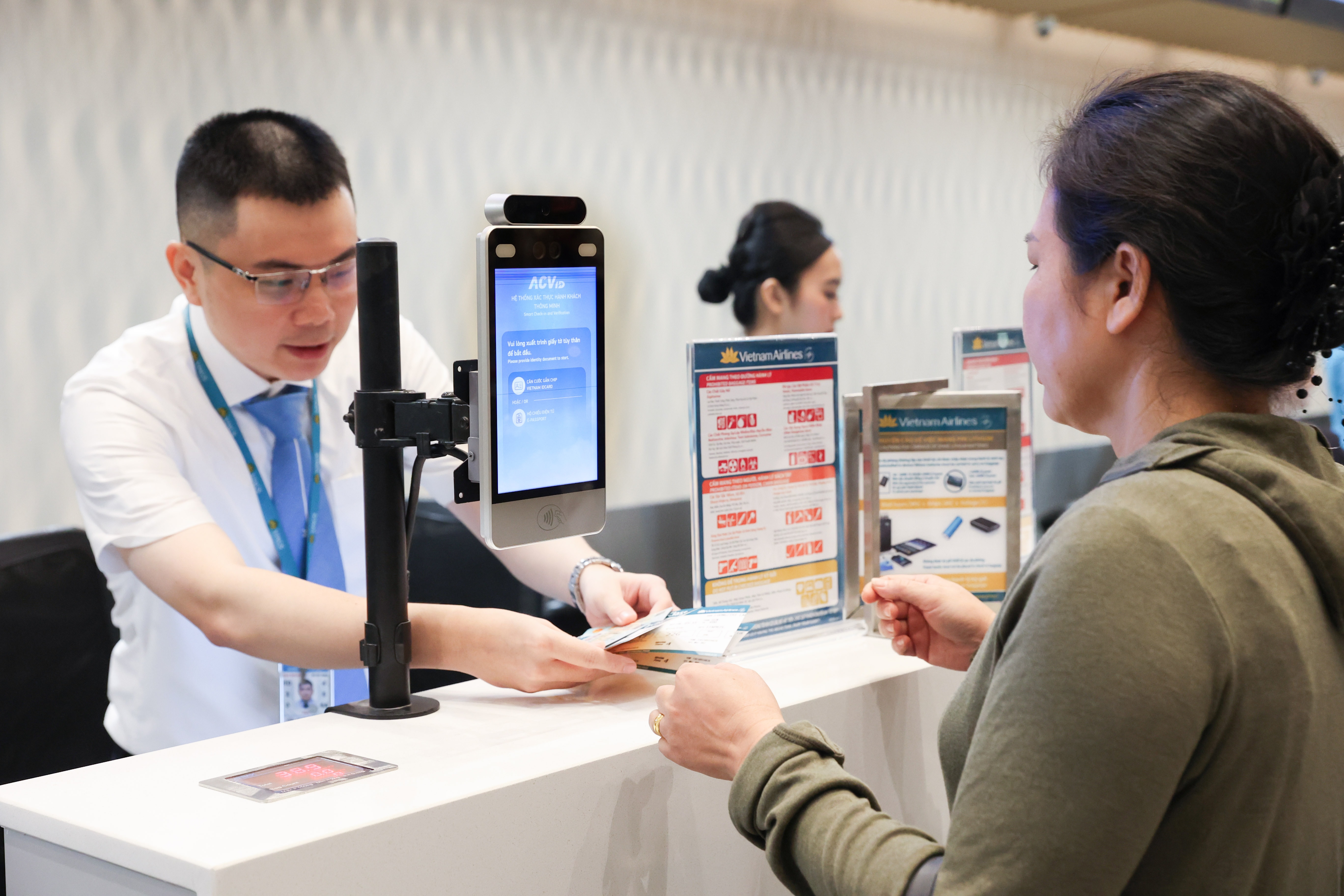 Ảnh 2. Vietnam Airlines khuyến khích hành khách làm thủ tục trực tuyến trước chuyến bay. Ảnh VNA