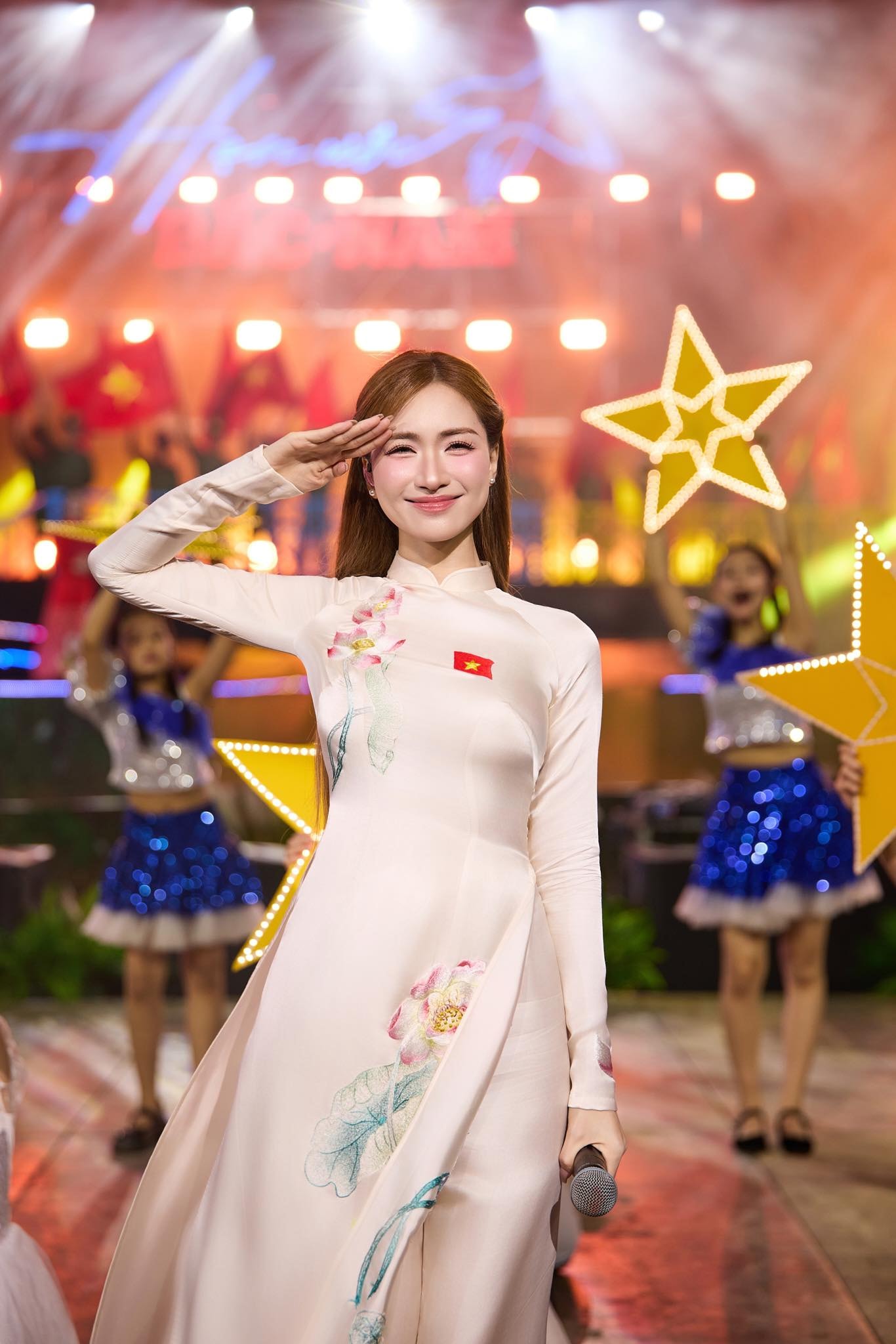 Ca sĩ Hòa Minzy