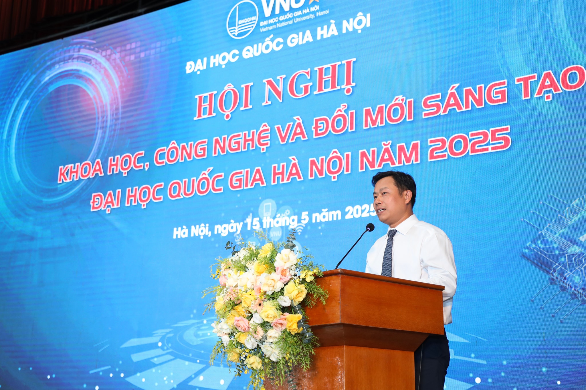 Giam doc DHQGHN Le Quan (1)
