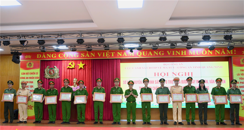 Trao Bang khen