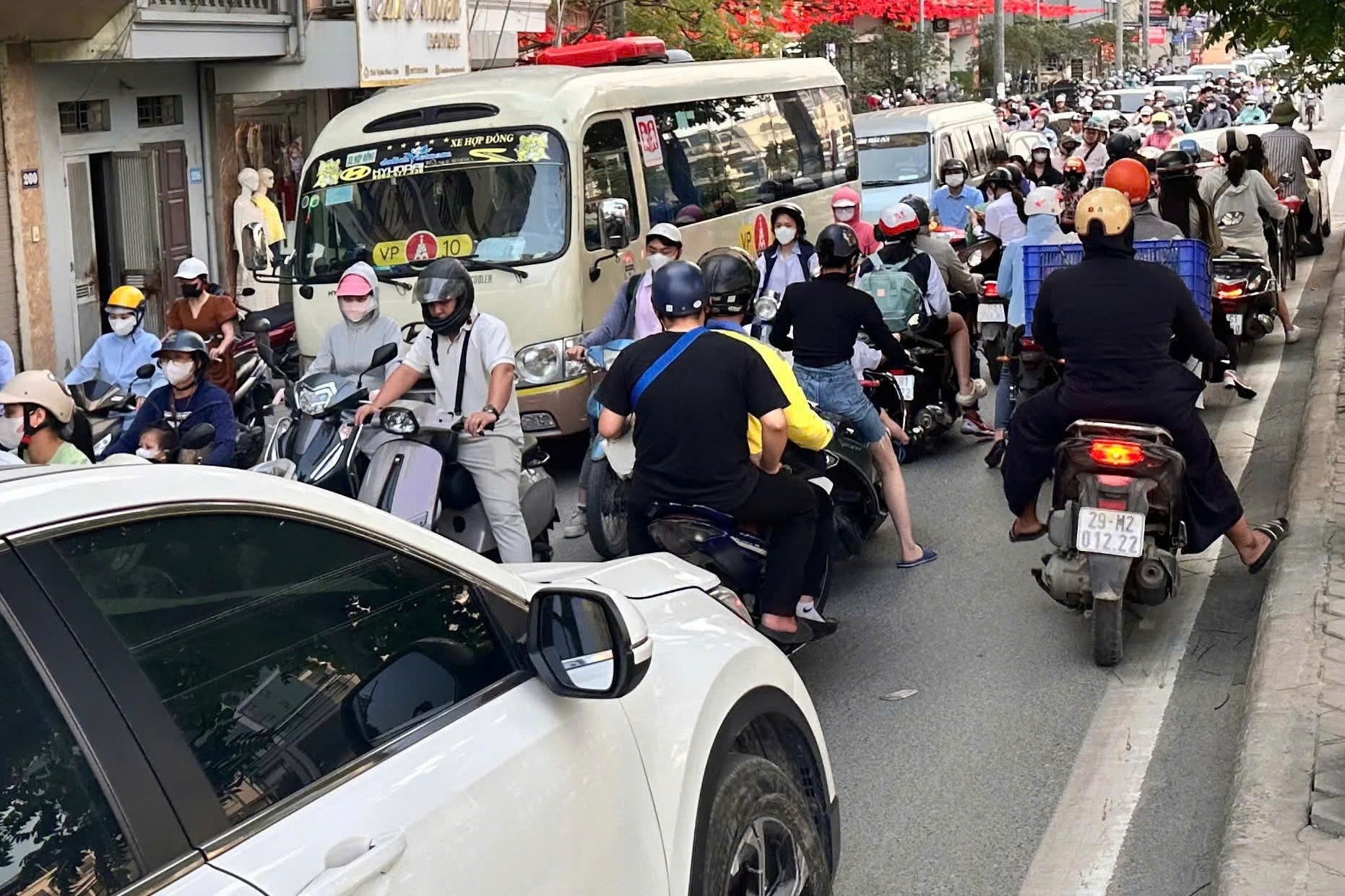 Làn đường Trịnh Đình Cửu đối diện ùn tắc dài do người dân di chuyển để tránh lối khó đi.