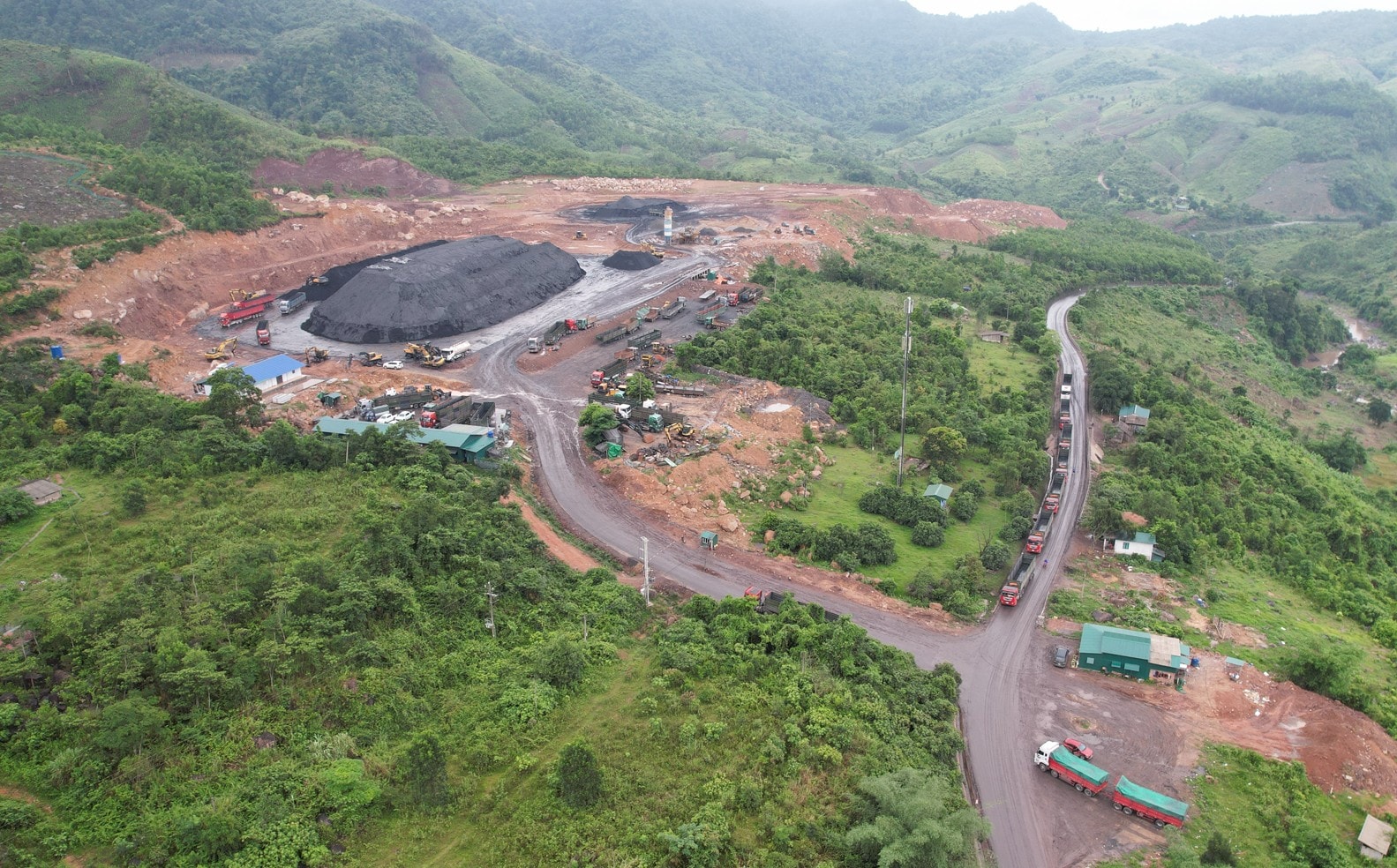 Bãi tập kết, sang hạ tải than của Côn