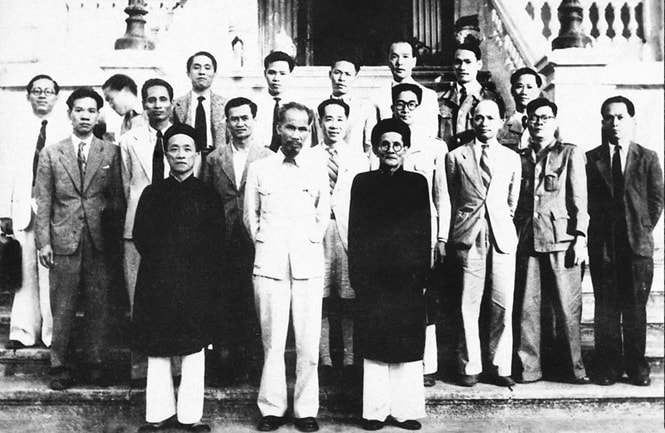 Chủ tịch Hồ Chí Minh và cụ Huỳnh Thúc Kháng (hàng đầu, thứ nhất từ phải sang) trong Chính phủ đầu tiên của nước Việt Nam dân chủ cộng hòa. Ảnh tư liệu.