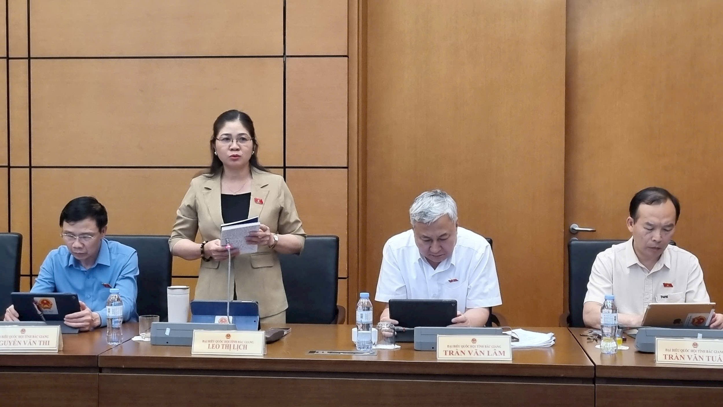 đại biểu thảo luận