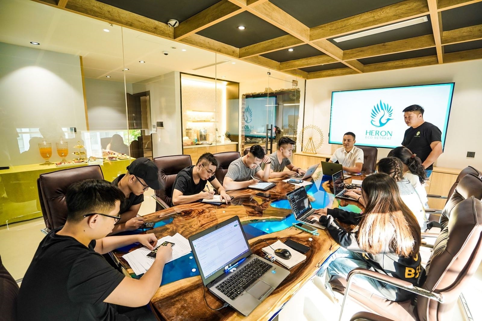 Tư vấn, hỗ trợ các nhóm khởi nghiệp về blockchain tại vườn ươm Launch Zone. Ảnh: VGPHG