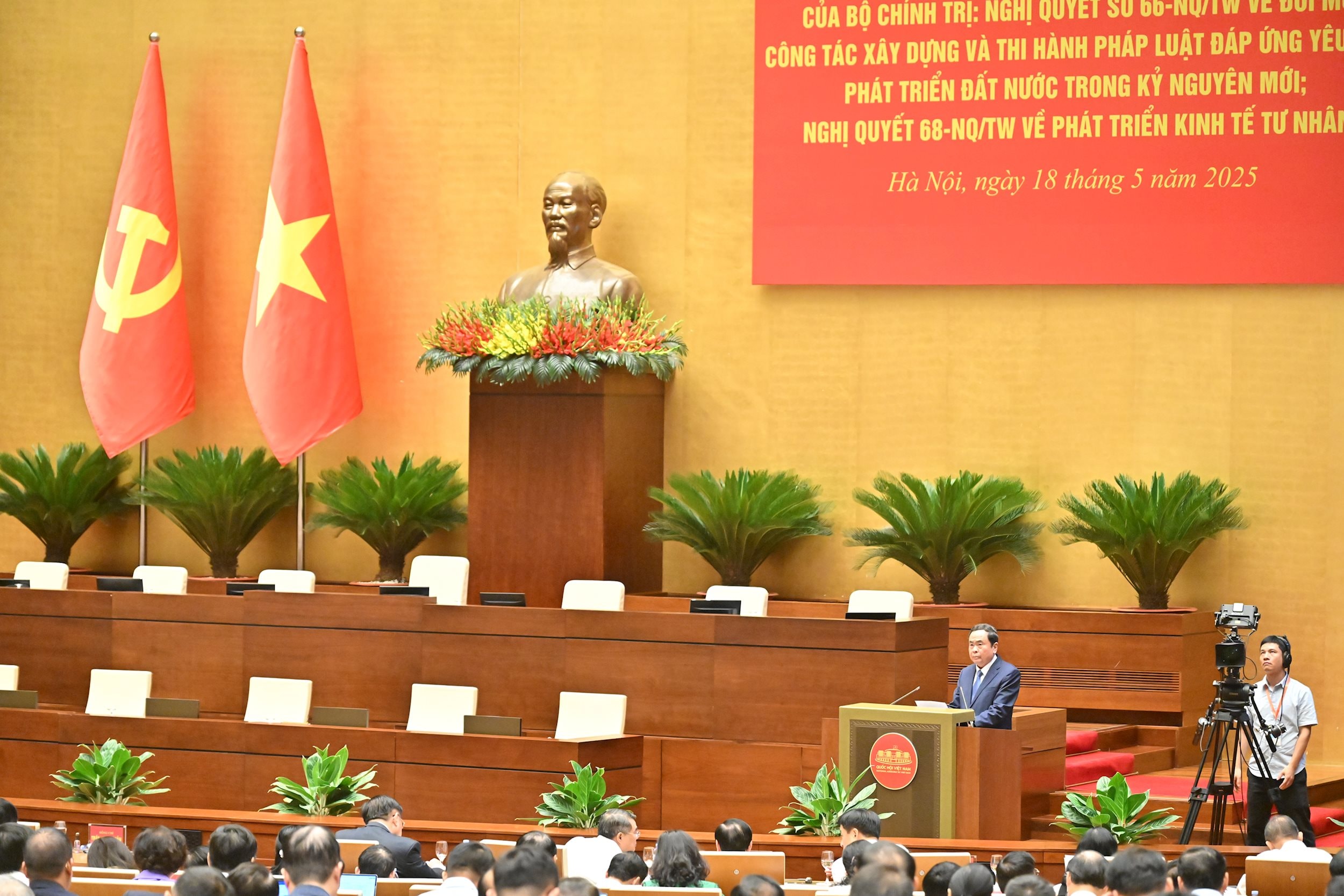 Chủ tịch Quốc hội Trần Thanh Mẫn báo cáo chuyên đề về Nội dung trọng tâm, cốt lõi của Nghị quyết số 66-NQ/TW của Bộ Chính trị về đổi mới công tác xây dựng và thi hành pháp luật đáp ứng yêu cầu phát triển đất nước trong kỷ nguyên mới và kế hoạch hành động thực hiện Nghị quyết số 66-NQ/TW. Ảnh: Quang Khánh