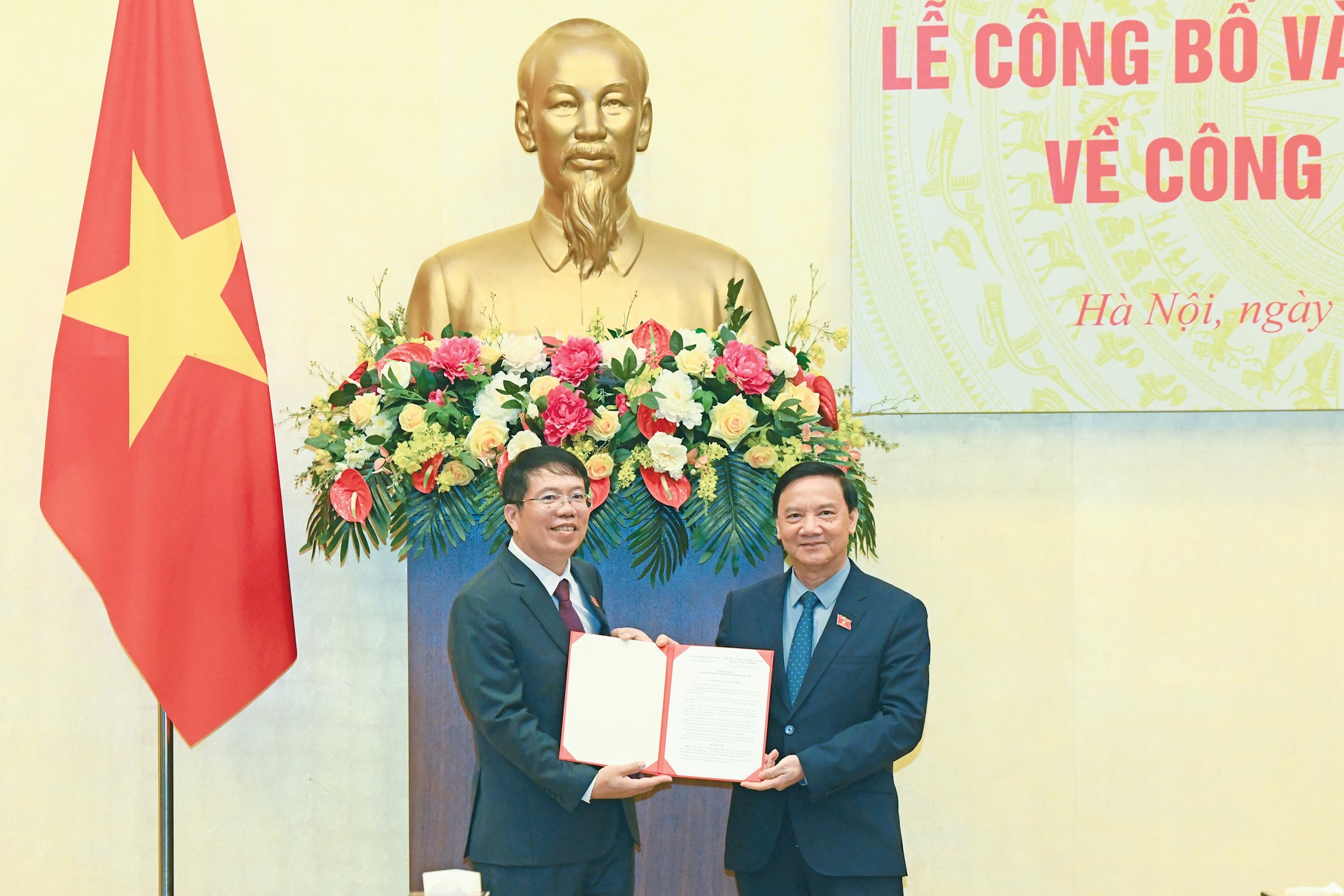 Phó chủ tịch Quốc hội Nguyễn Khắc Định trao Nghị quyết bổ nhiệm chức danh Phó chủ nhiệm Văn phòng Quốc hội cho ông Nguyễn Văn Hiển. Ảnh: Lâm Hiển