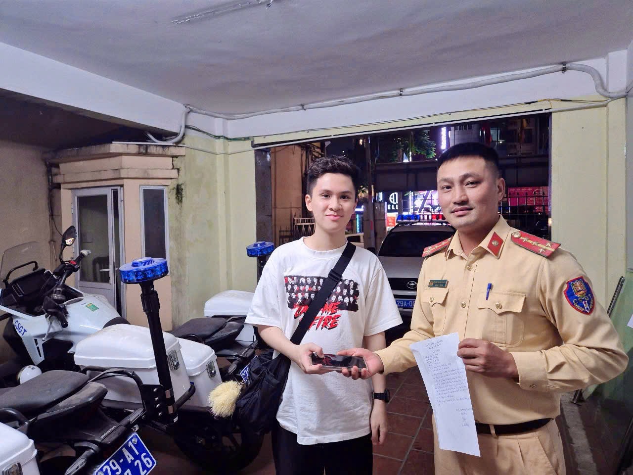 Anh Lê Hải Đăng nhận lại chiếc điện thoại từ CSGT.