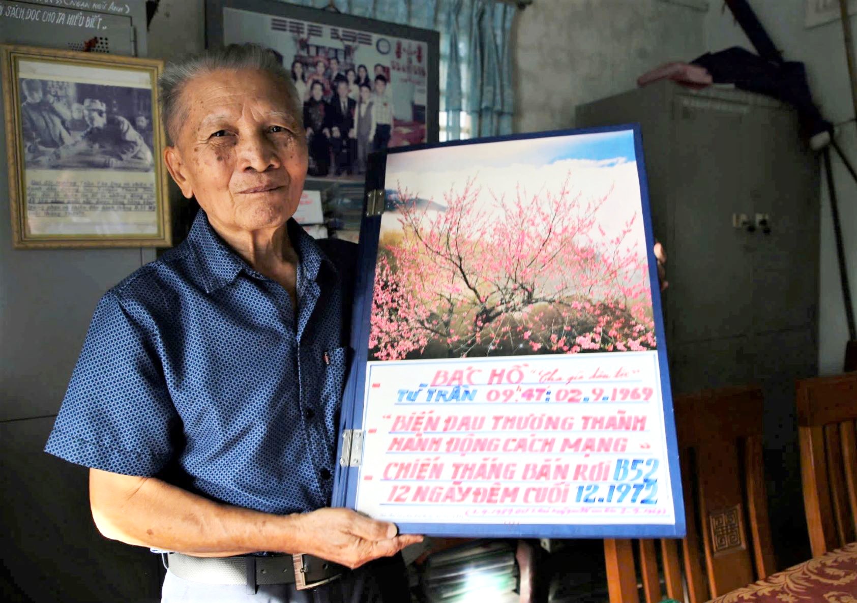Trong tủ sách gia đình đồ sộ của ông Trần Văn Dụy, tư liệu về Bác Hồ, Đại tướng Võ Nguyên Giáp là nhiều nhất