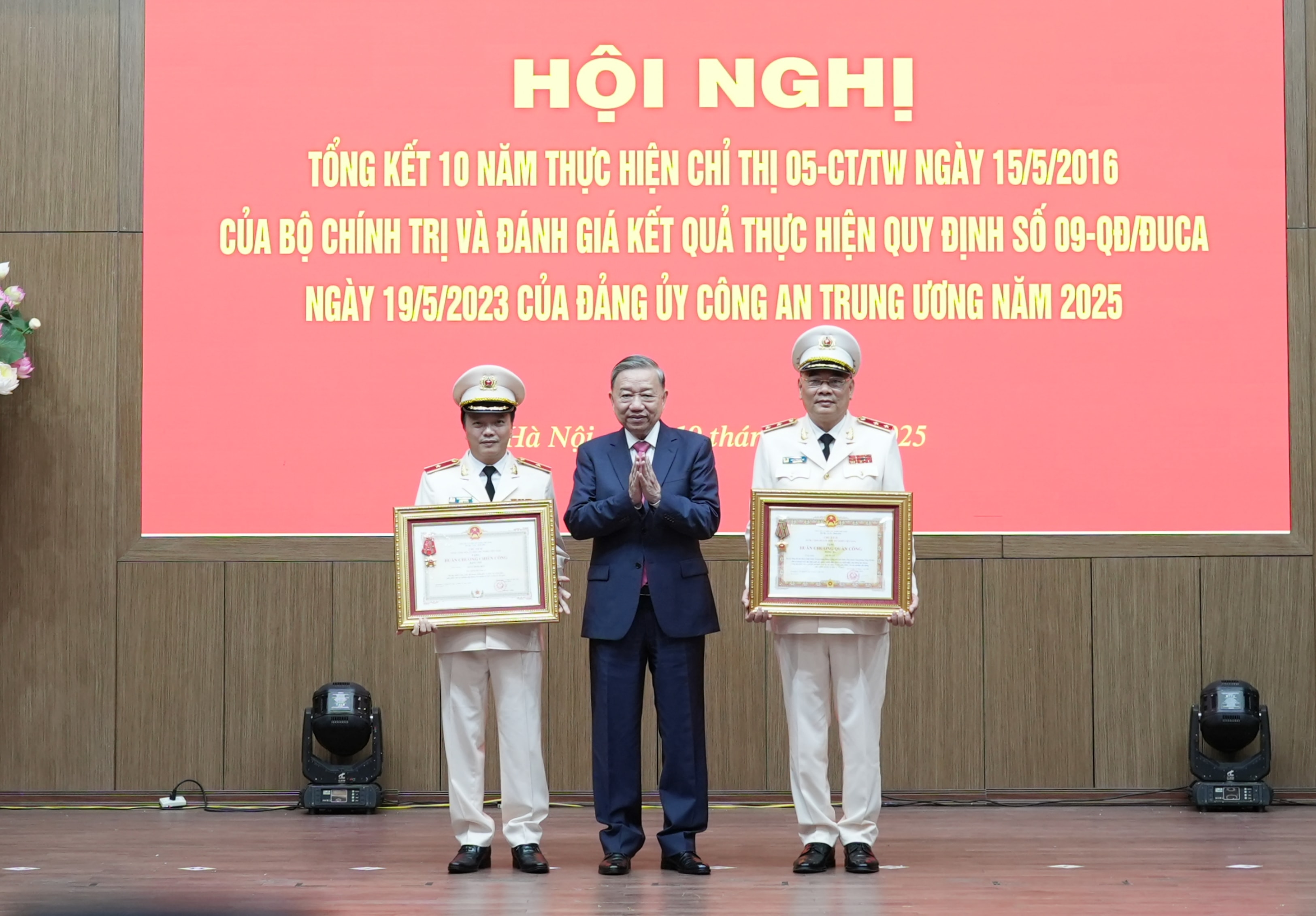 Tổng Bí thư Tô Lâm trao Huân chương Quân công hạng Ba cho Trung tướng Tô Ân Xô, Trợ lý Tổng Bí thư, Phụ trách Văn phòng Tổng Bí thư; trao Huân chương Chiến công hạng Nhì cho Thiếu tướng Đặng Hồng Đức, Thứ trưởng Bộ Công an. Ảnh: An Nhiên