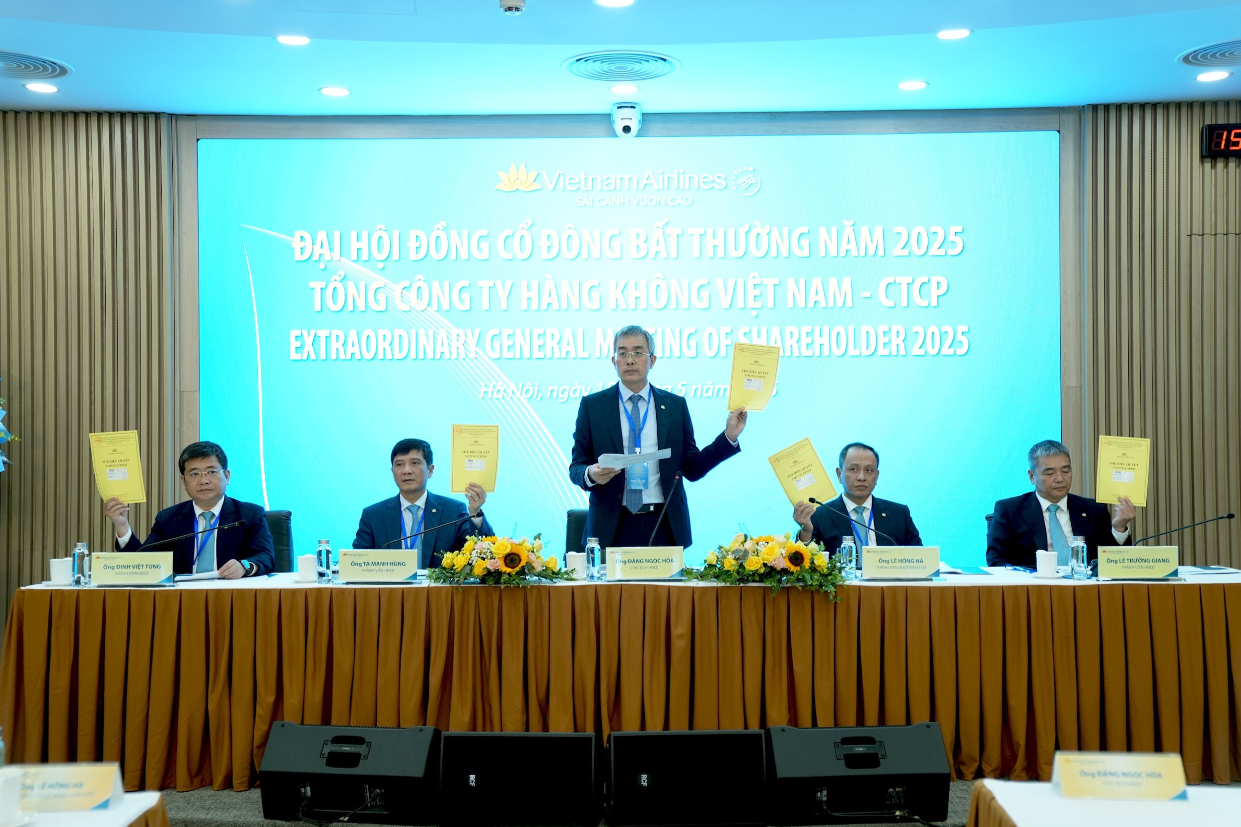 Ảnh 3. Các đại biểu biểu quyết tại đại hội. Ảnh VNA (1)