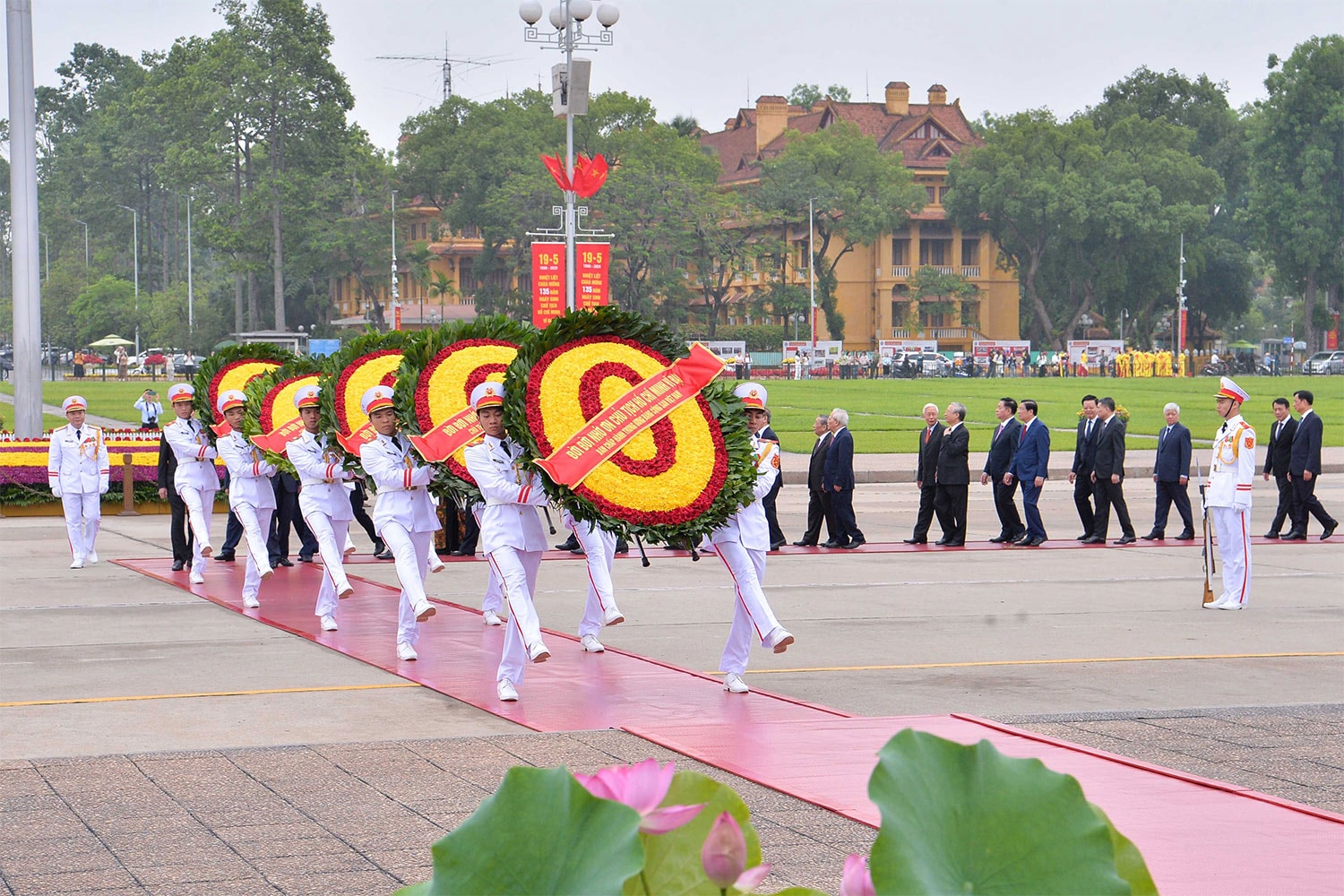 Lãnh đạo Đảng, Nhà nước viếng Lăng Chủ tịch Hồ Chí Minh. Ảnh: Hồ Long
