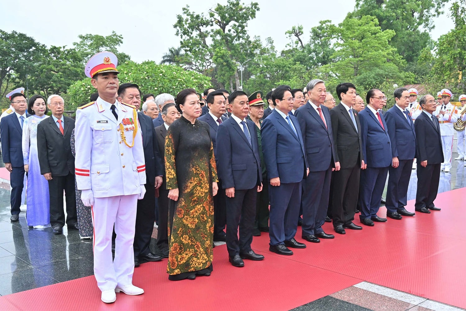 Lãnh đạo Đảng, Nhà nước dâng hoa tưởng niệm các anh hùng liệt sỹ. Ảnh: Quang Khánh